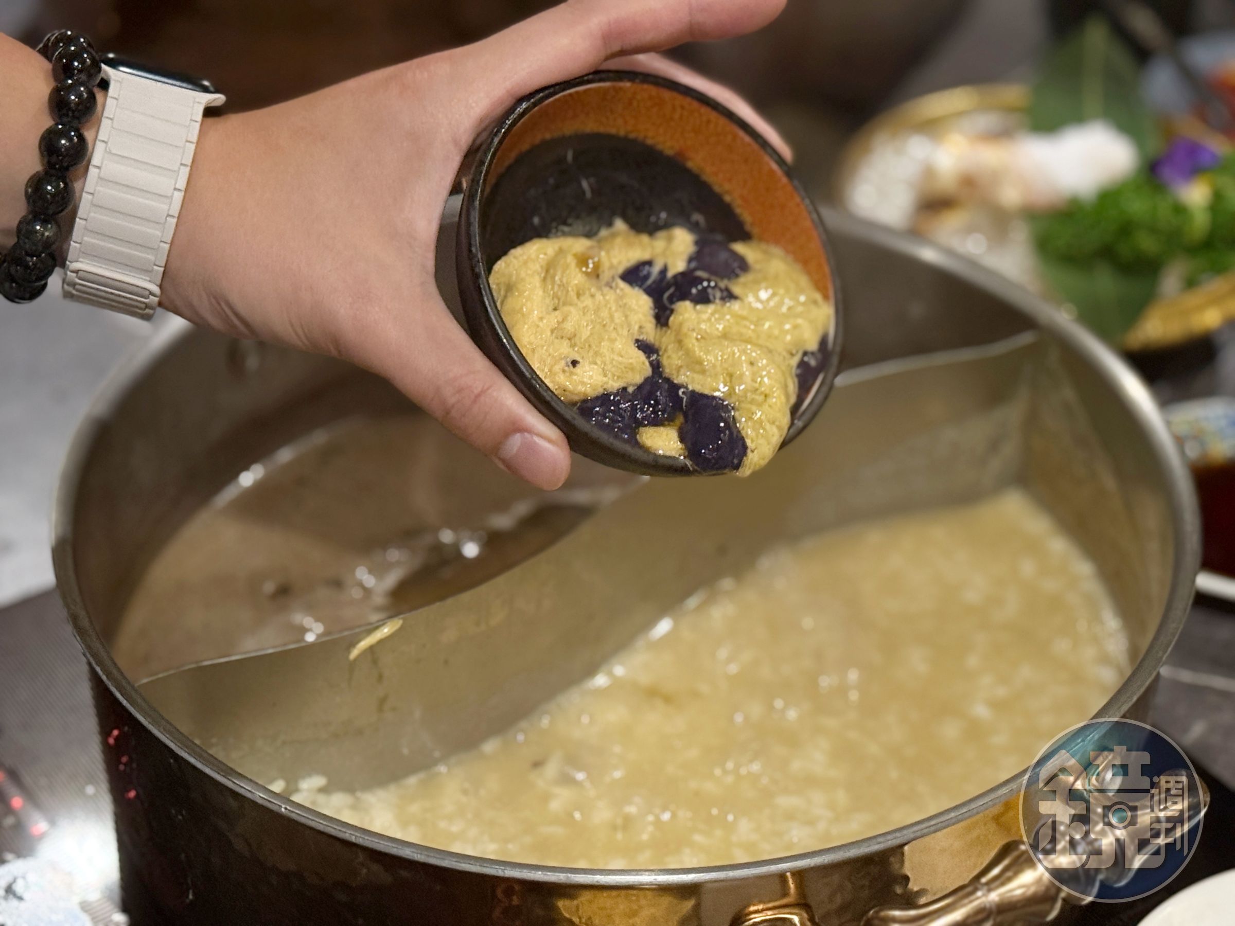 「帝王蟹膏粥」將滿滿蟹膏倒入鍋中與台東池上米慢滾。
