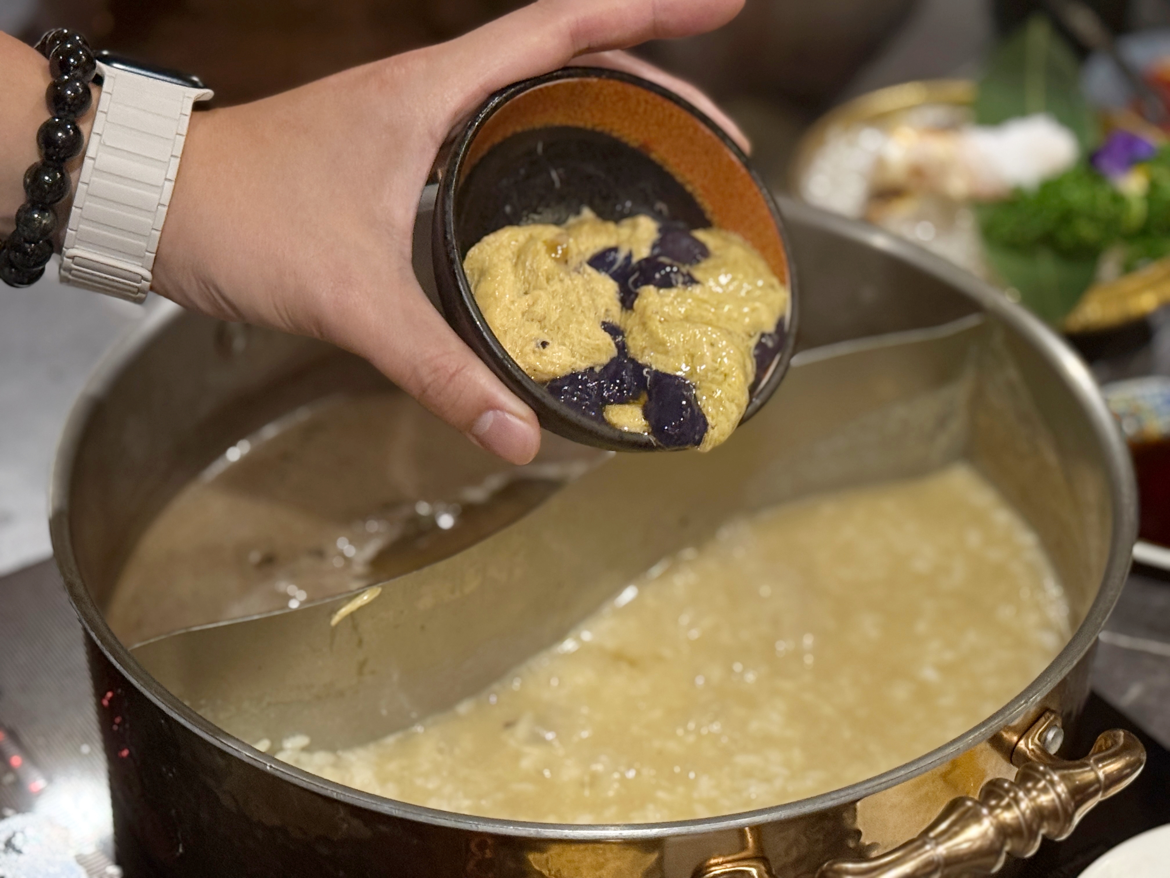「帝王蟹膏粥」將滿滿蟹膏倒入鍋中與台東池上米慢滾。