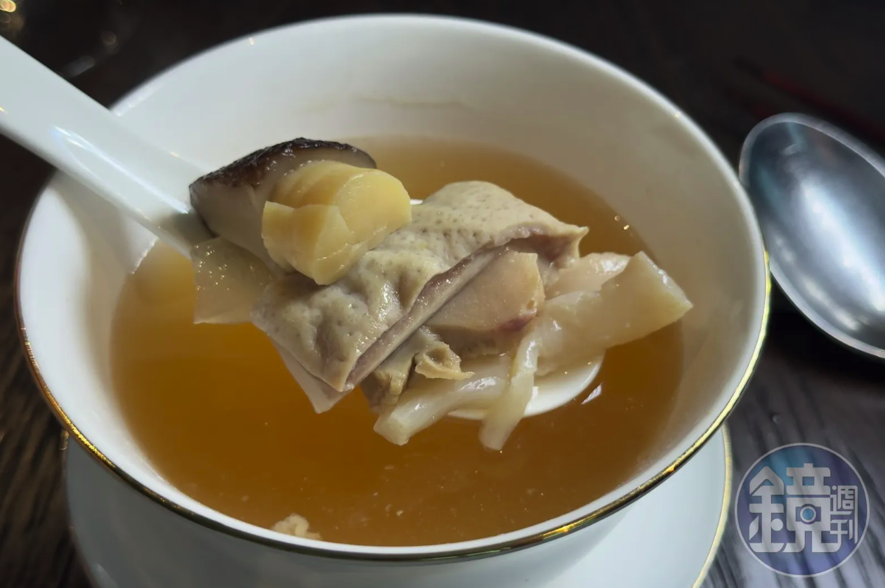 元紀菜單裡有一道「元貝四寶湯」以老母雞、雞腳、火腿與赤肉熬製，機上也能喝到「干貝鮑魚四寶湯」。