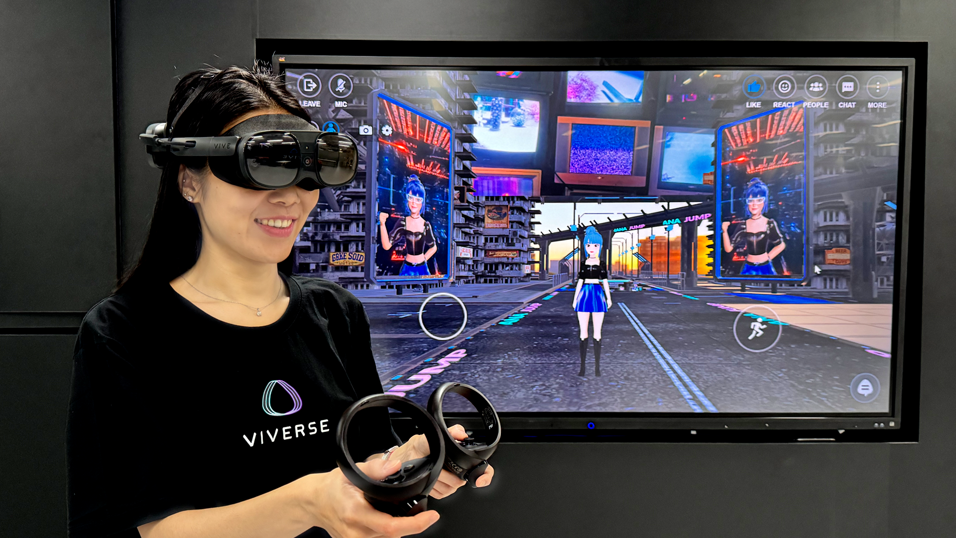 手機、平板、電腦皆可進入NANA JUMP音樂宇宙，透過VIVE XR Elite一體機獲得沉浸式體驗。（華納音樂提供）