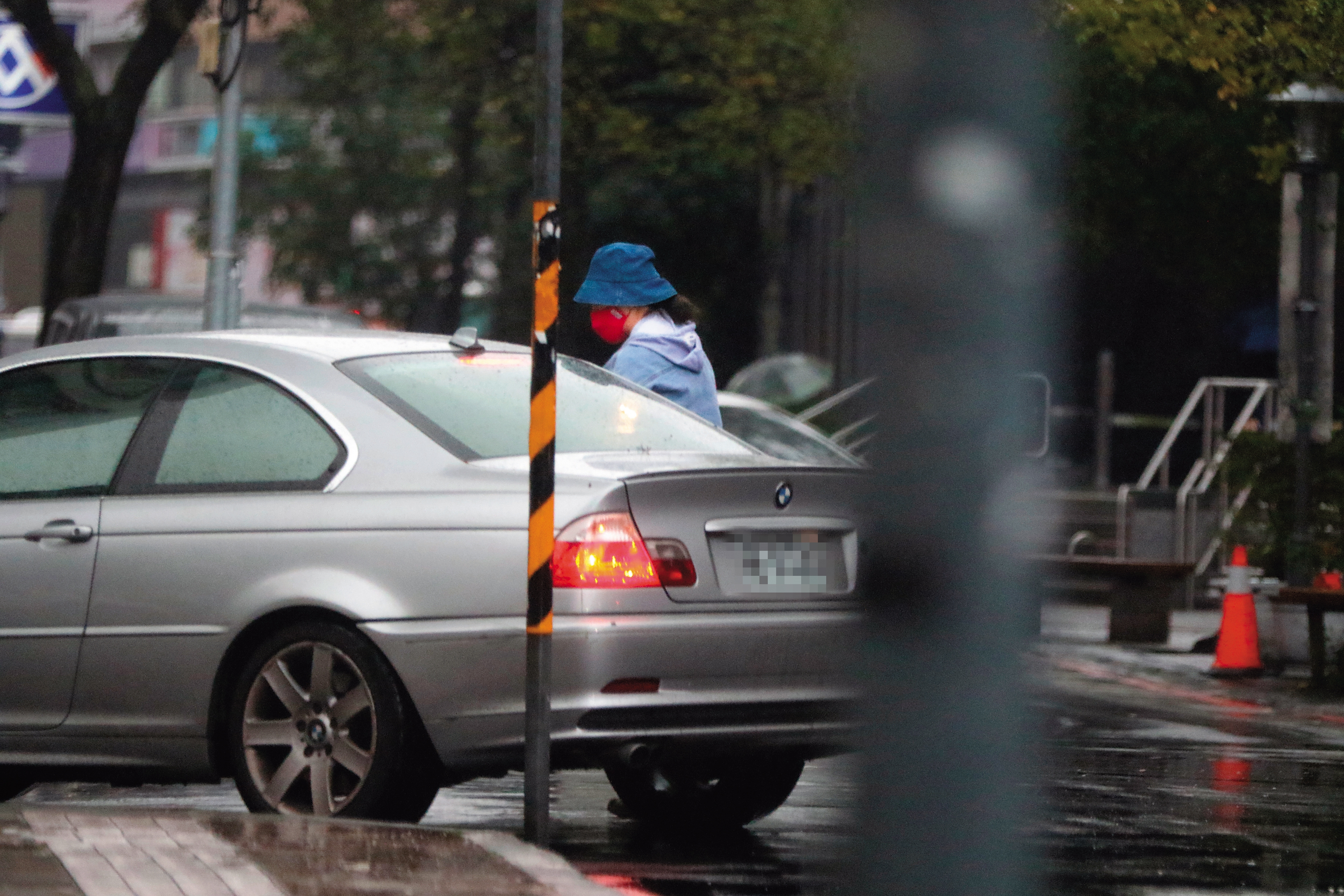 12/6 14:40 許藍方在台北移動時,常有王少偉的車接送,而且還不只一輛。