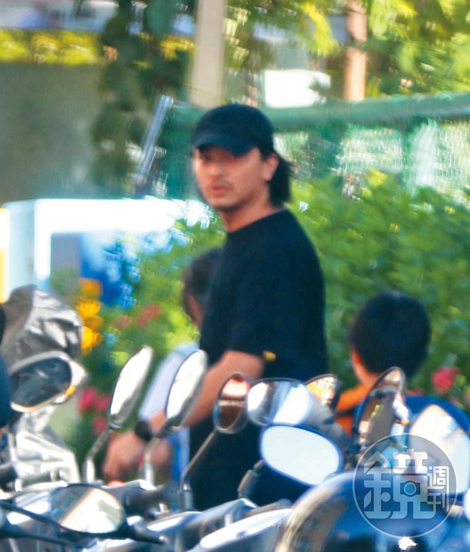 楊銘威人在台北時，幾乎天天接送小孩上下學
