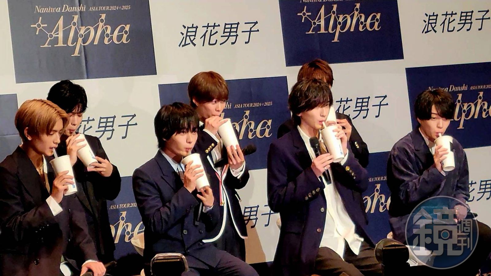 浪花男子成員喝珍珠奶茶不斷感嘆讚美「QQ」「好喝」。