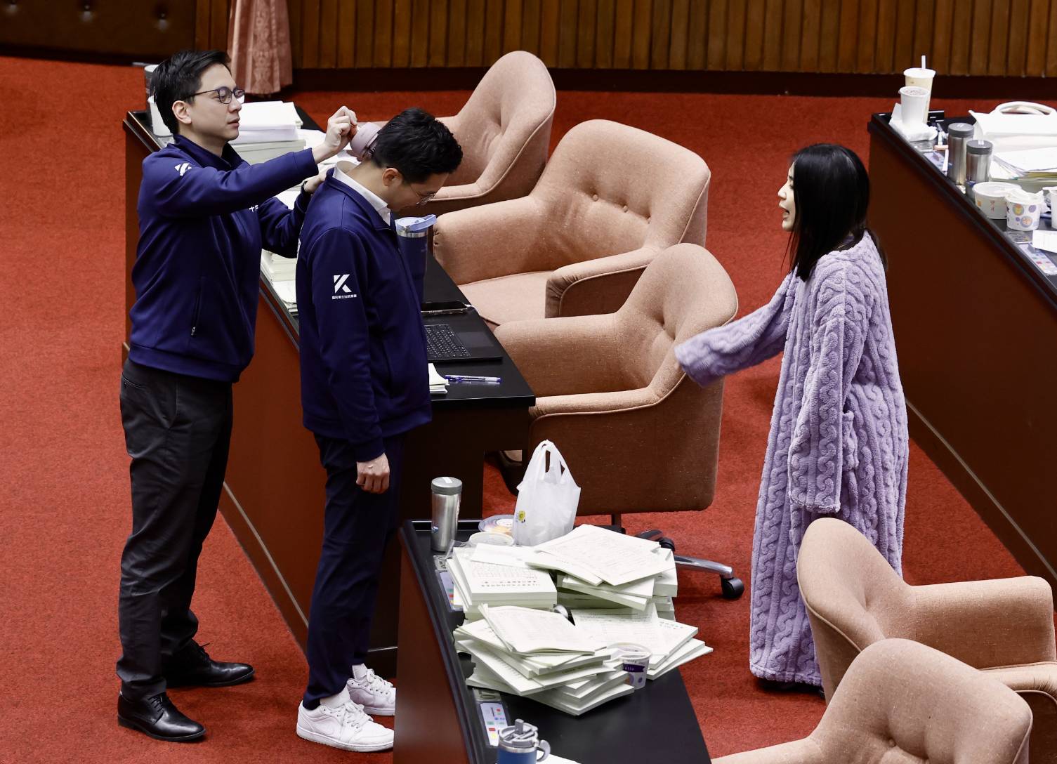 預算審議到清晨,不少立委累癱,徐巧芯更直接穿睡衣現身。