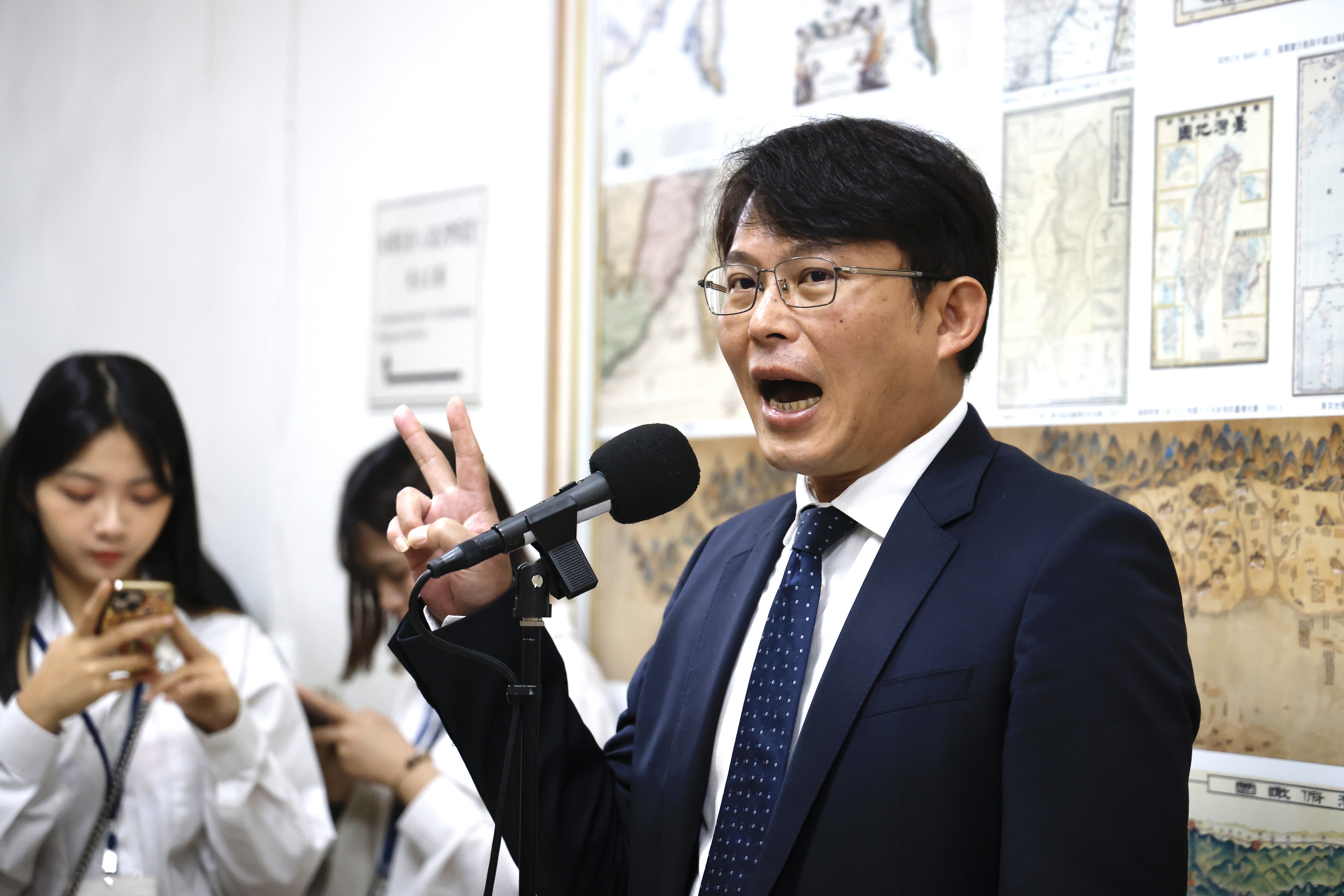 民眾黨團總召黃國昌痛斥匿名放話新聞，批「正事不做，連這麼重要的事，都要國安人員匿名放話，此風不可長」。（本刊資料照）