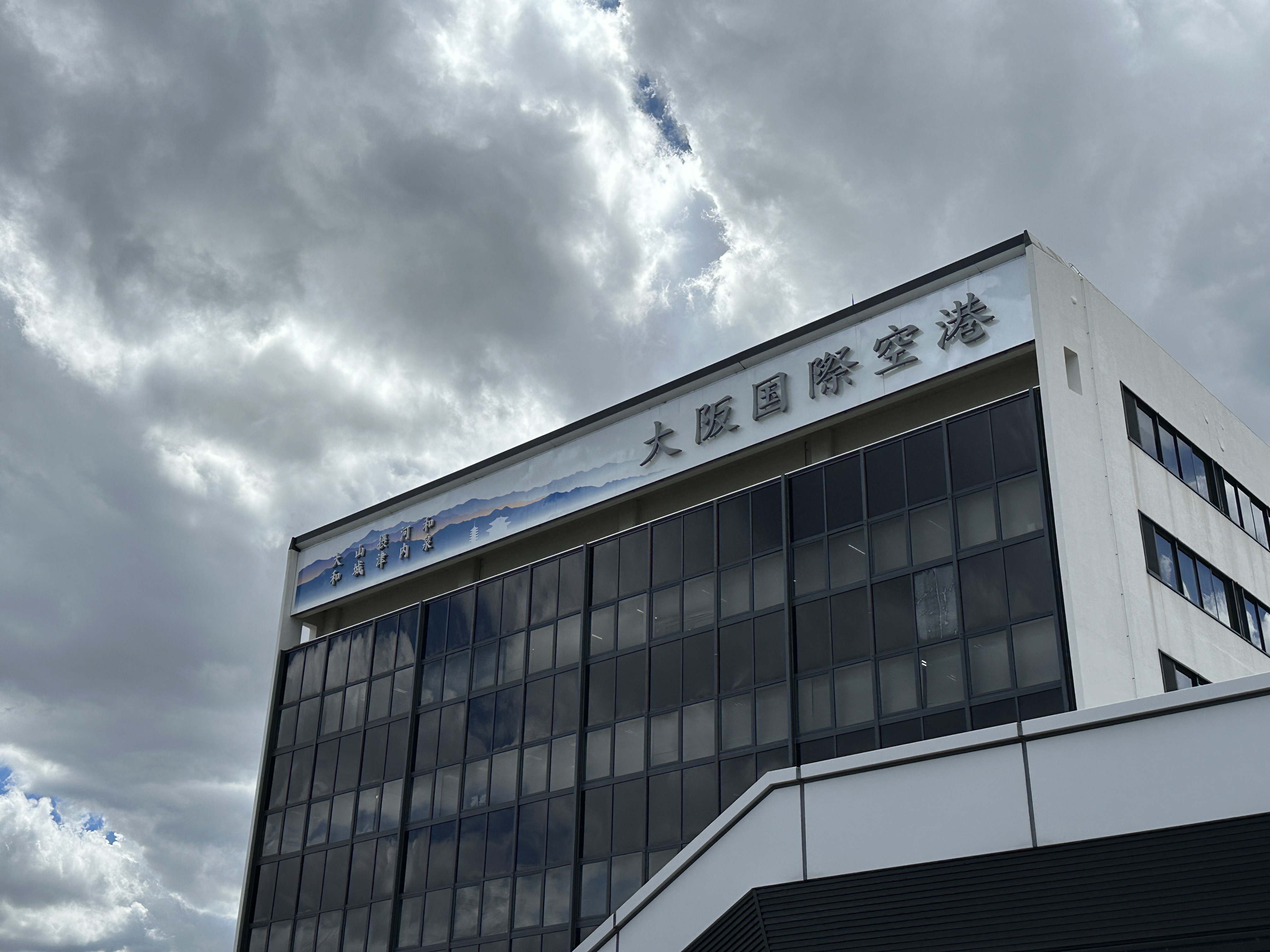 ANA一架自大阪國際機場起飛的航班，在高空發現駕駛艙窗戶龜裂，緊急折返降落。