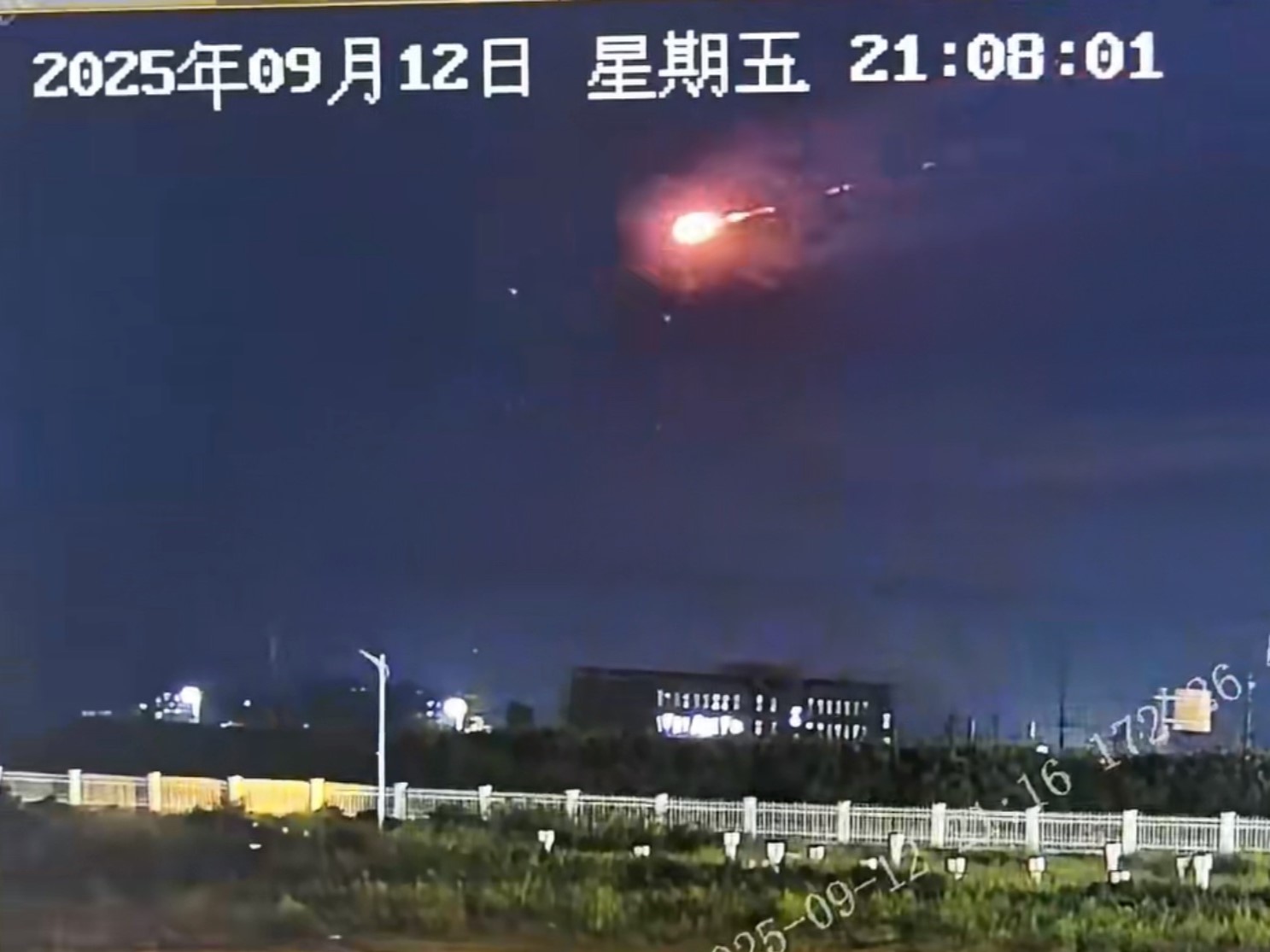 9月12日晚間，山東濰坊地區多名民眾目擊夜空中有不明飛行物被擊落。（翻攝自微博）