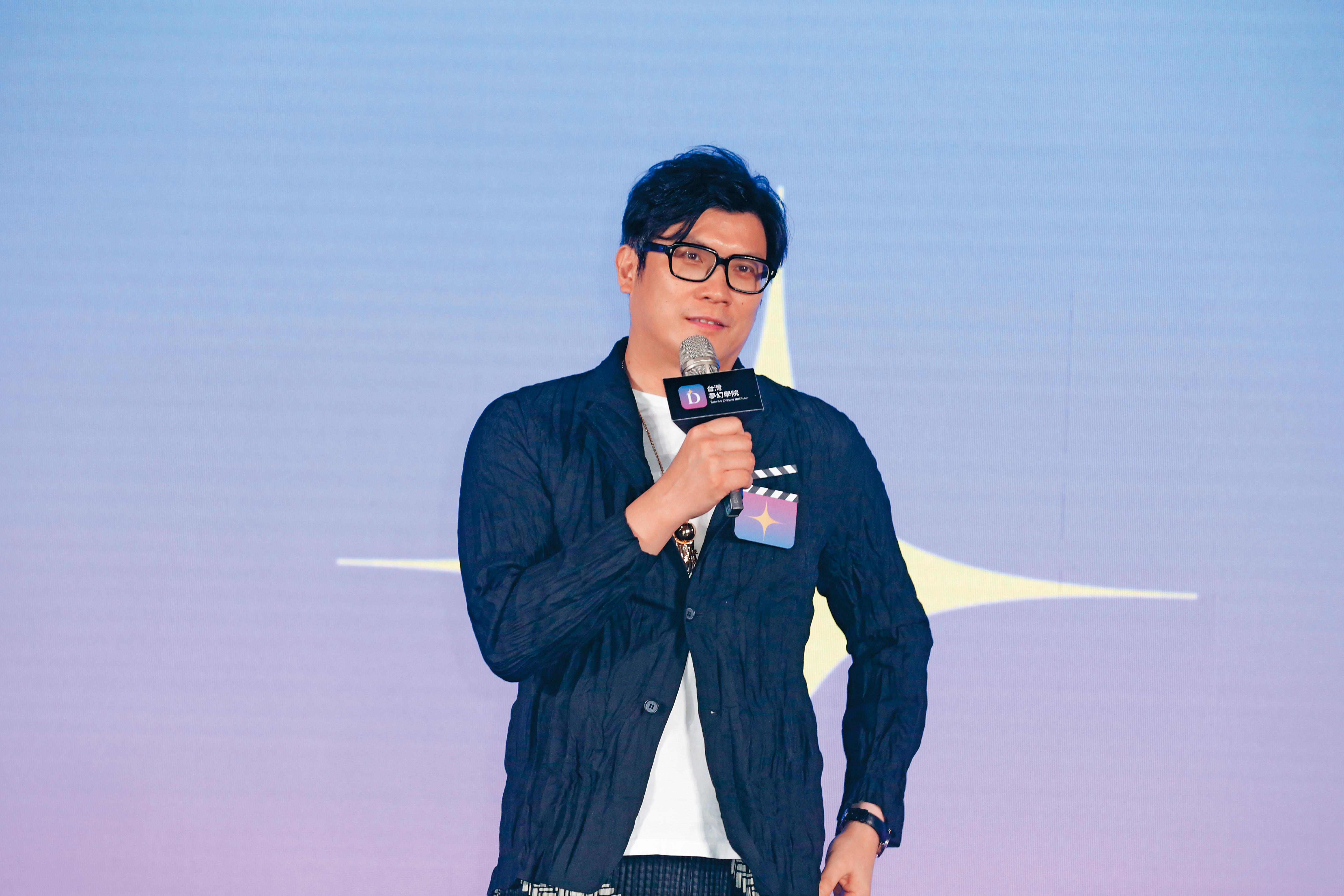 凱渥集團董事長目前由吳鋒擔任。