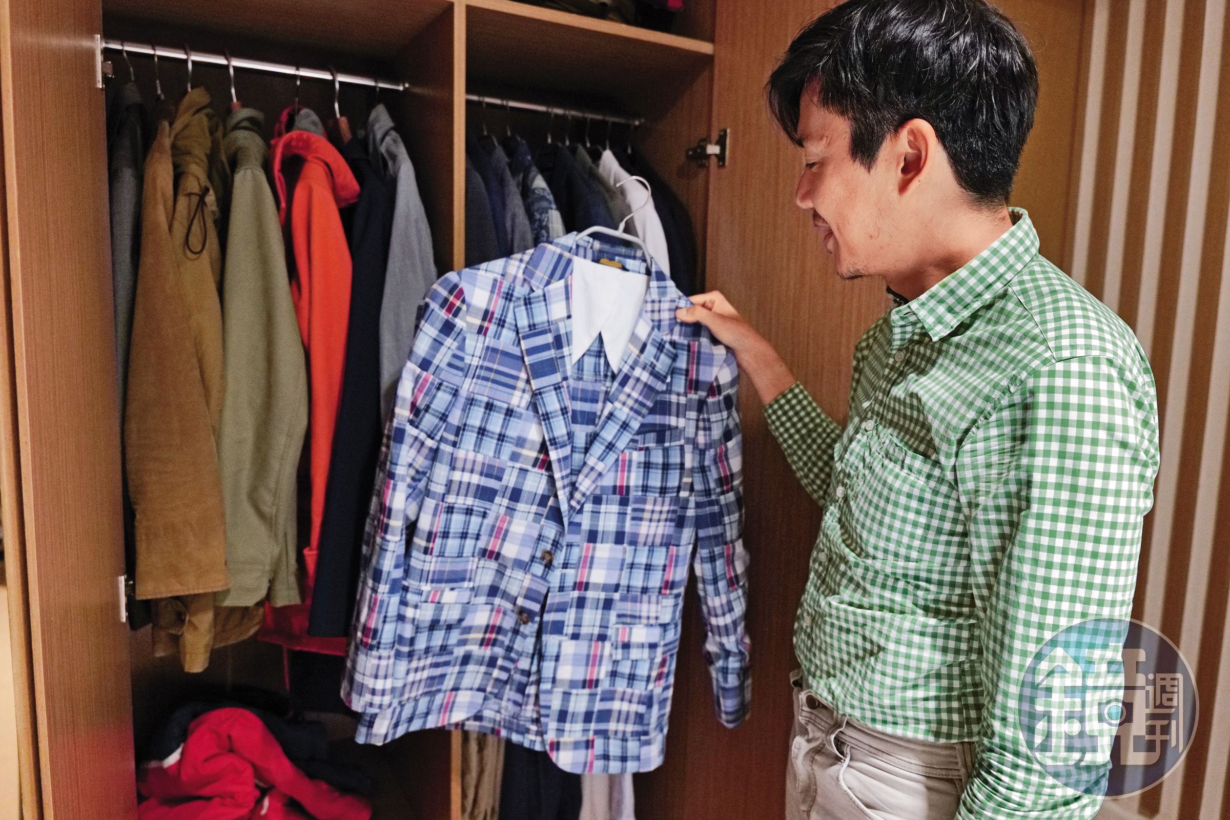 常行深衣櫃裡有一些普通衣服,也有多件花俏正裝。