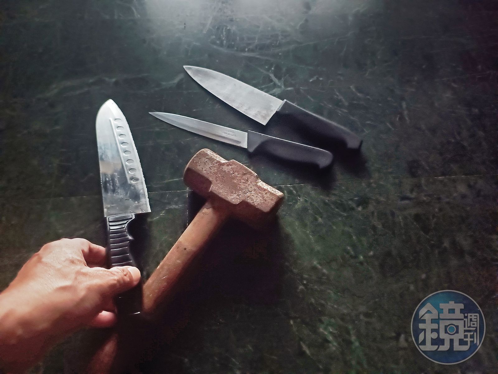 陳男因分產問題殺害妻子後，將其拖入浴室，以料理刀、鐵鎚等工具肢解屍體。 （示意圖）