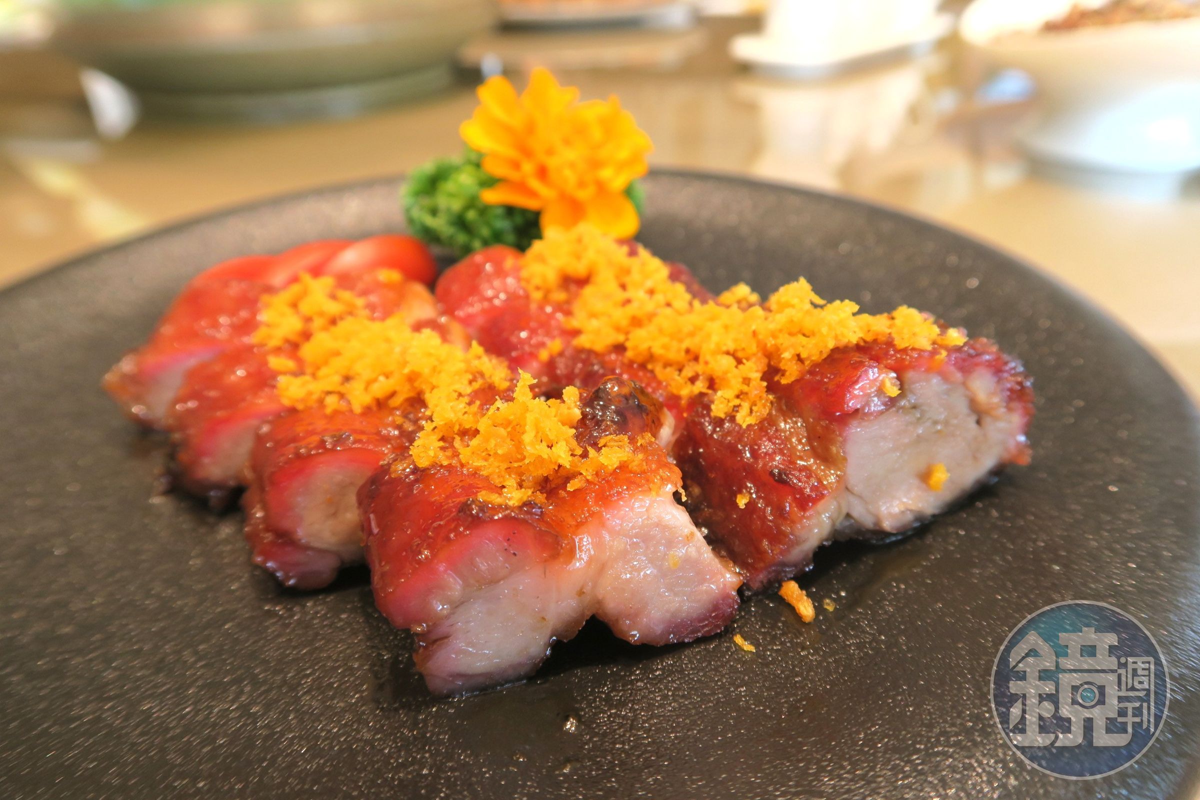 每桌必點的招牌菜「金蒜黑豚叉燒」，很考驗師傅選肉、醃醬比例、燒烤的火候功夫。
