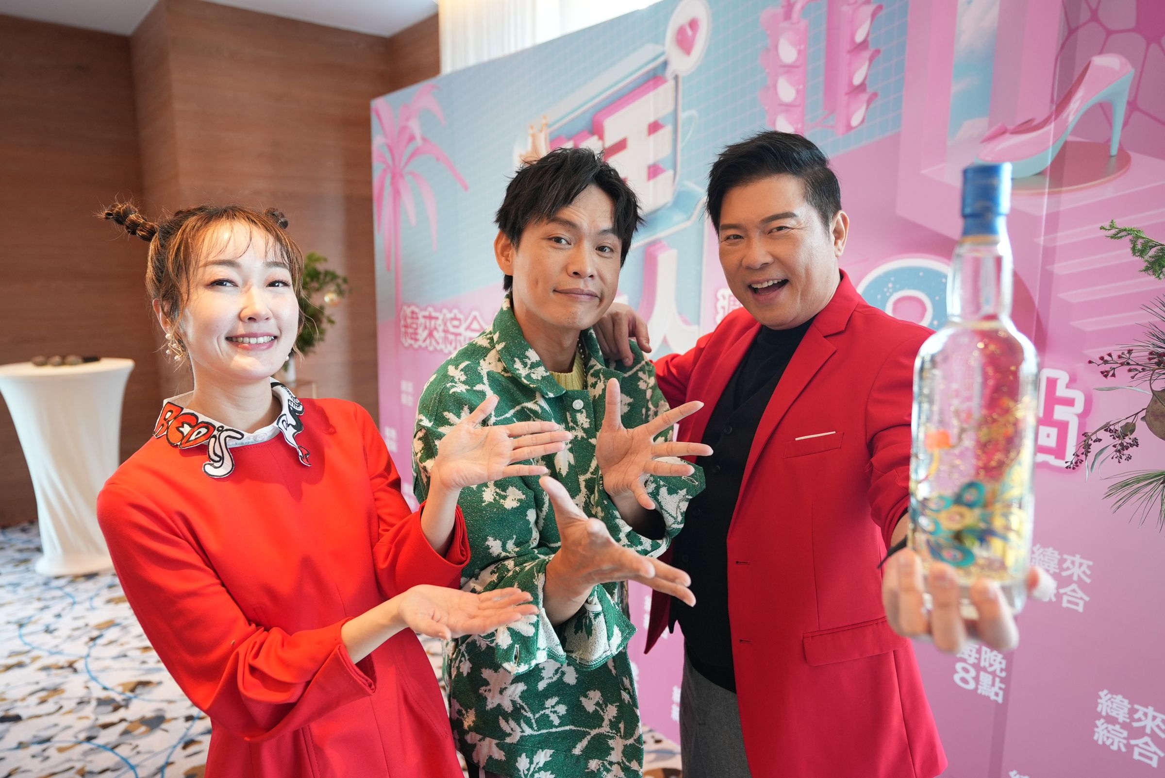 巴鈺(左起)、黃鐙輝、曾國城出席《女王大人》聖誕餐會。(緯來提供)