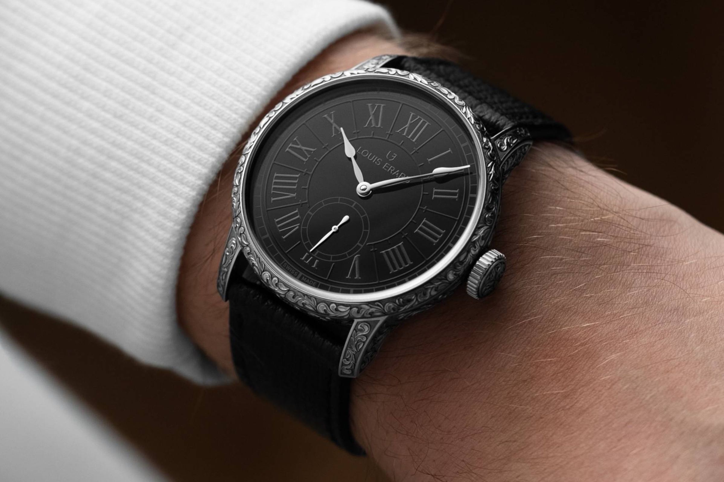 Gravée Main 延續 Métiers d’Art 系列精神,將稀有手工精雕技藝帶入可佩戴的當代表現,串連傳統工藝與日常使用。