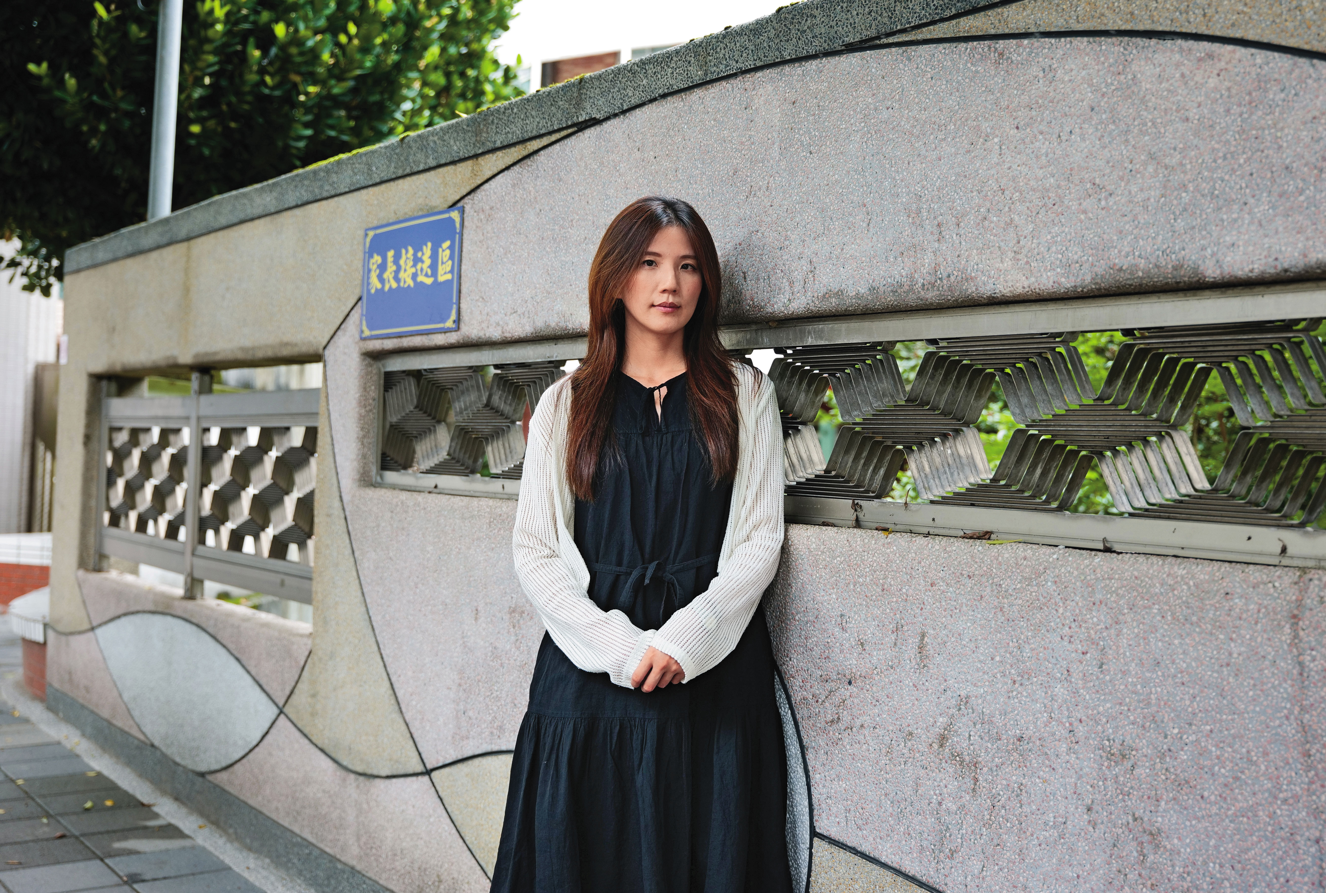 教育自由工作者梁芳瑜說：「體制應該讓老師願意繼續努力維持好的意念，而不是使老師消極。」