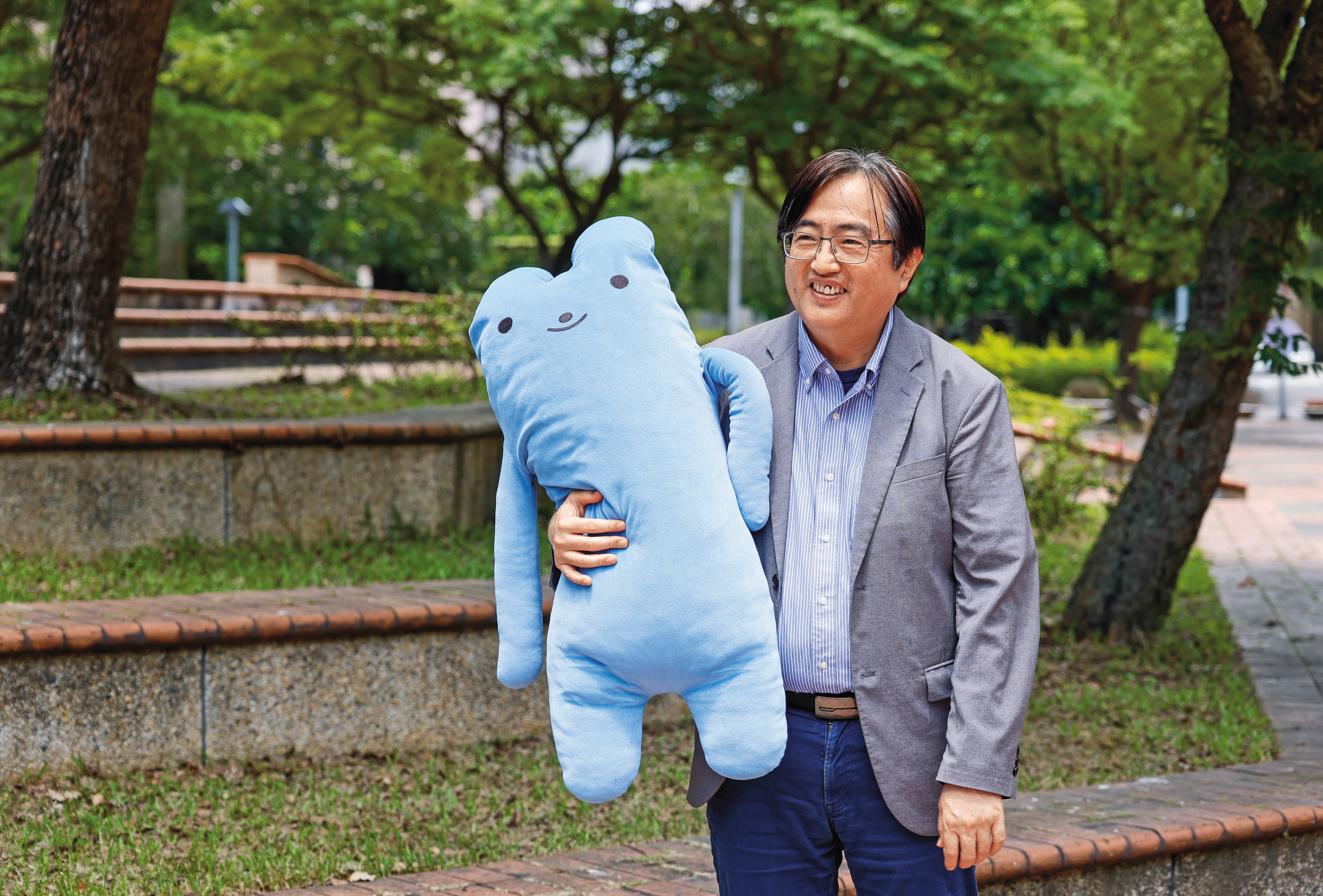 政大學務長蔡炎龍也是咖啡愛好者都知道的「爾灣咖啡小站」傳奇站長。圖中他抱著的是畢業生送給他的「炎龍兔」。（杭大鵬攝）