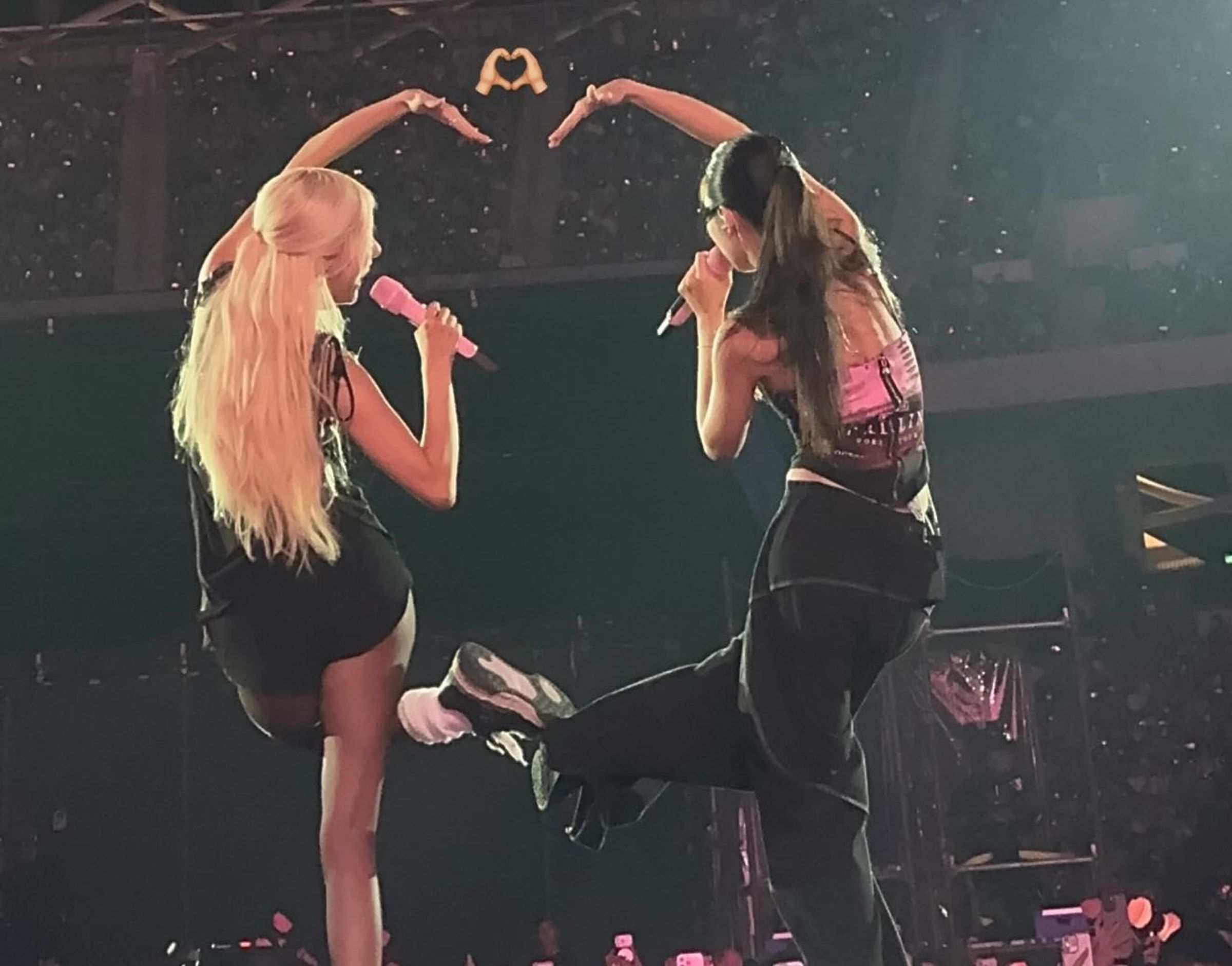 BLACKPINK ROSÉ(左)與JENNIE台上做愛心。(翻攝ROSÉ INS)