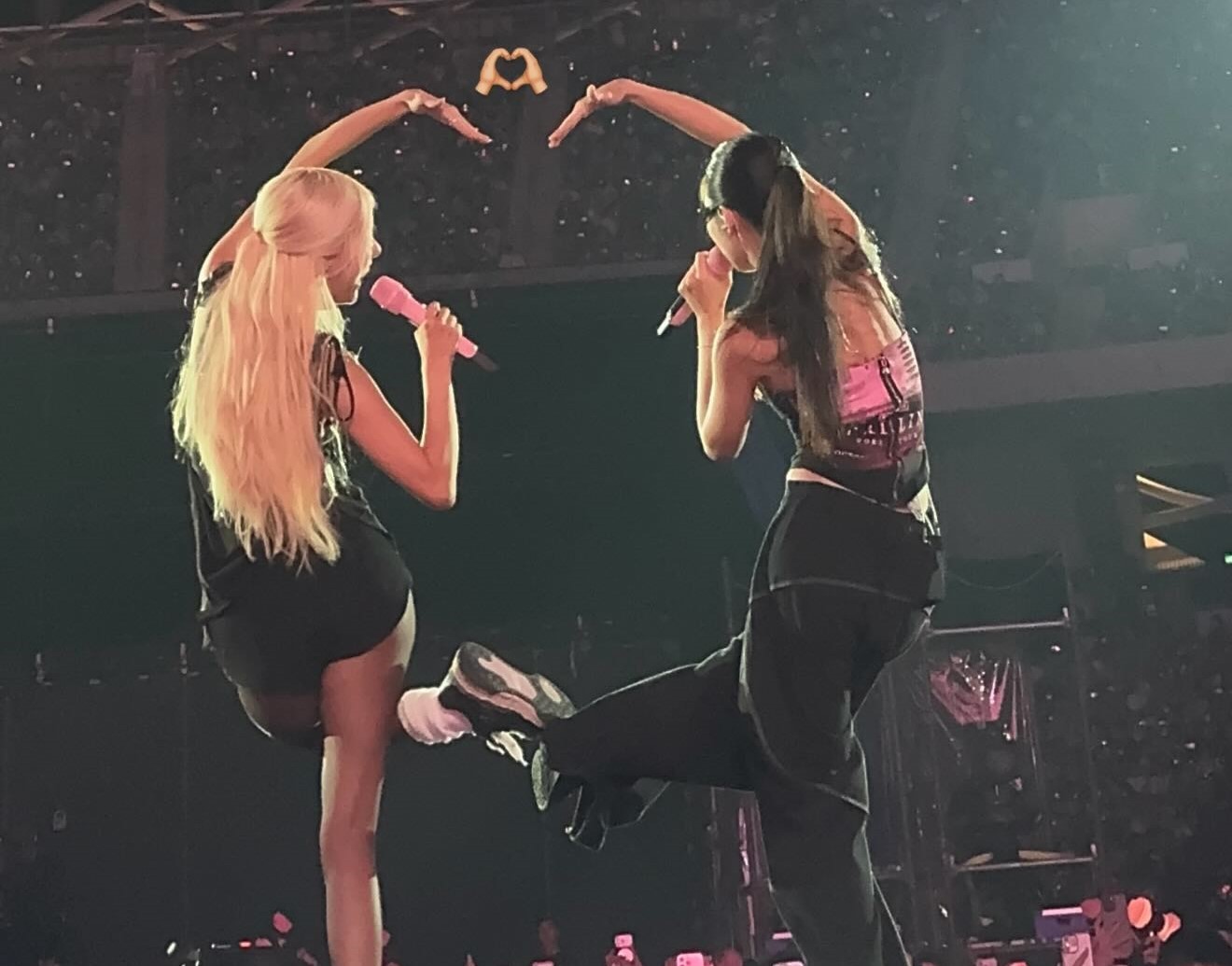 BLACKPINK ROSÉ（左）與JENNIE台上做愛心。（翻攝ROSÉ INS）