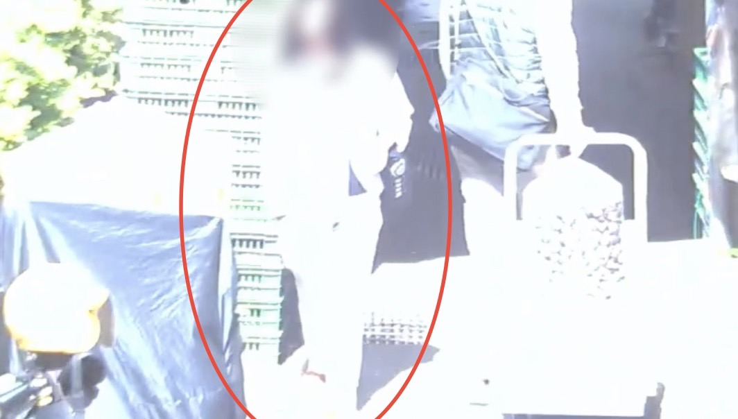 警方調閱監視器揪出偷99元香水的陸姓女子到案說明。（翻攝畫面）