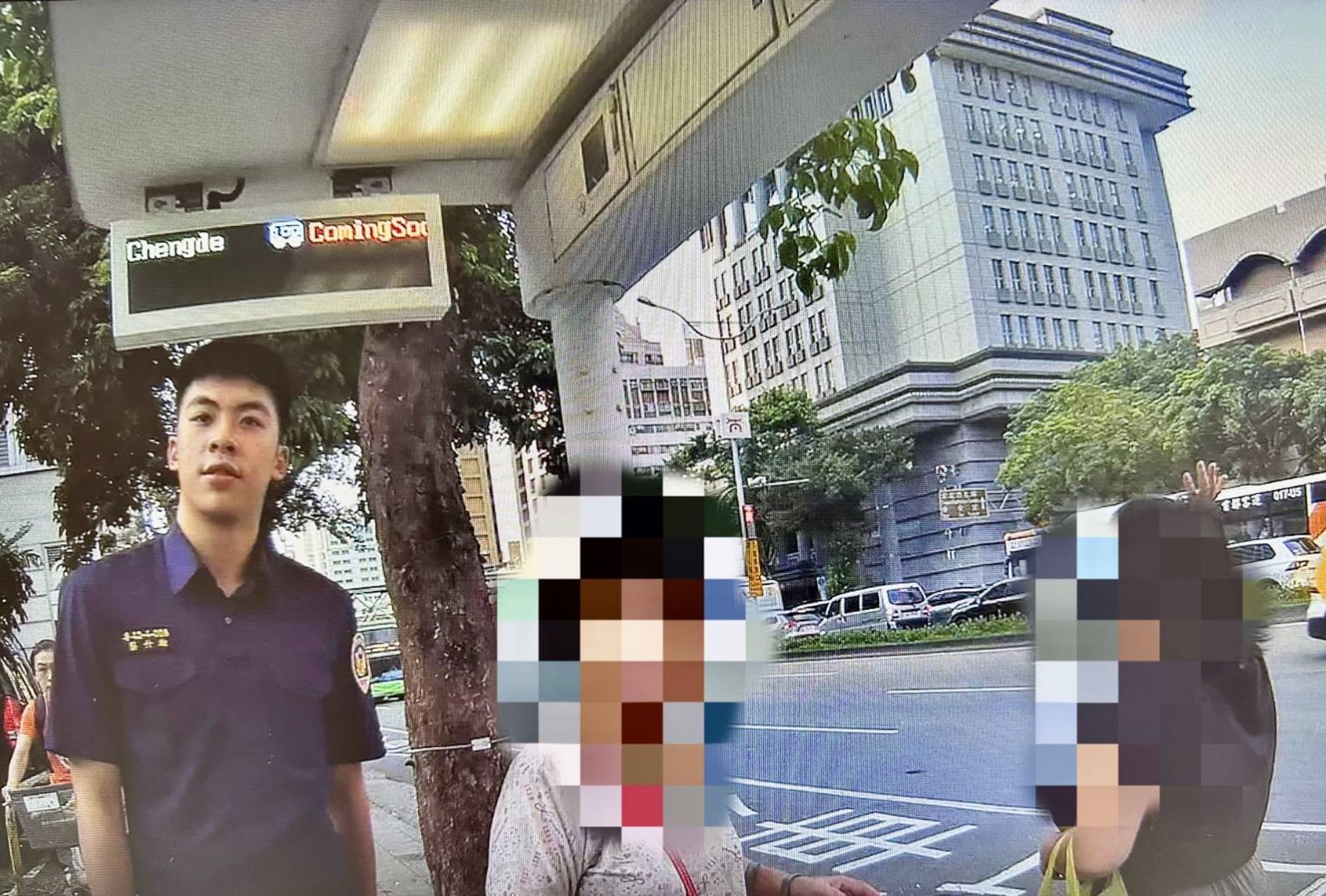 暖心員警陪母女搭公車並自掏腰包替她們支付車資。（翻攝畫面）