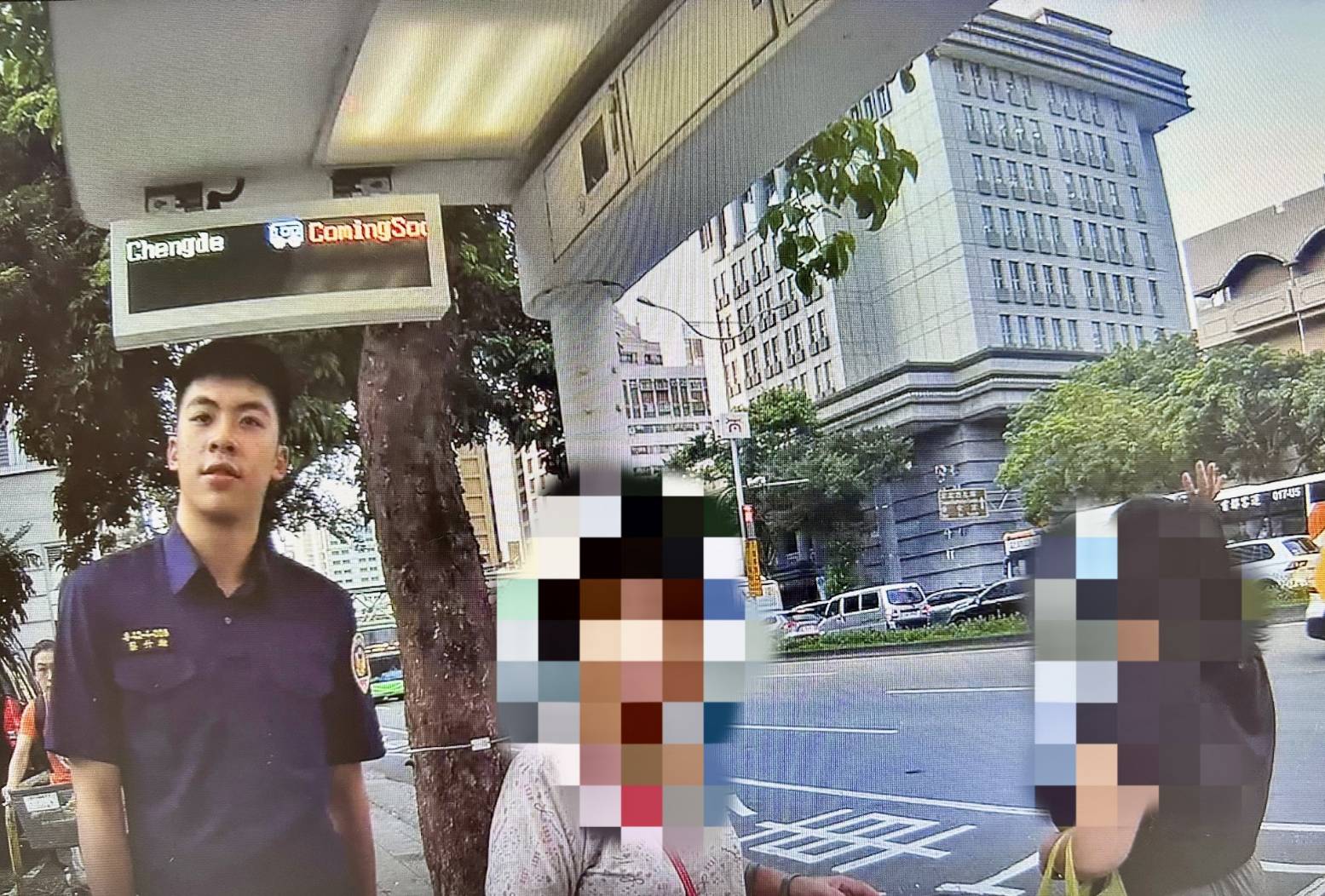 暖心員警陪母女搭公車並自掏腰包替她們支付車資。（翻攝畫面）