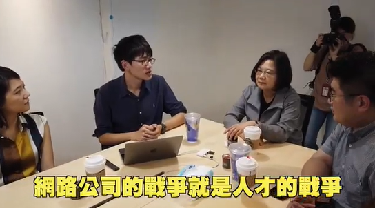 2019年總統蔡英文曾參訪Dcard。（翻攝蔡英文臉書）