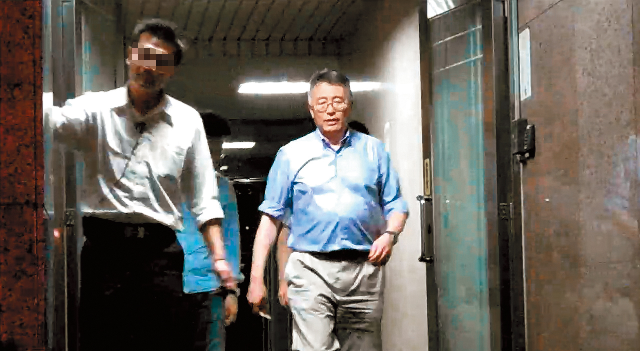 日月光財務長董宏思(右)現身當晚,吳乃仁也一如往常,在酒吧報到。
