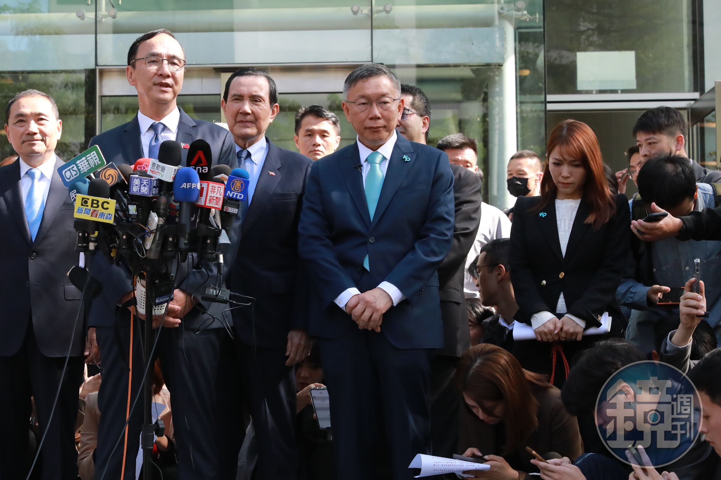 柯辦發言人陳智菡被拍到疑似擦拭眼角淚水,畫面被各種解讀。