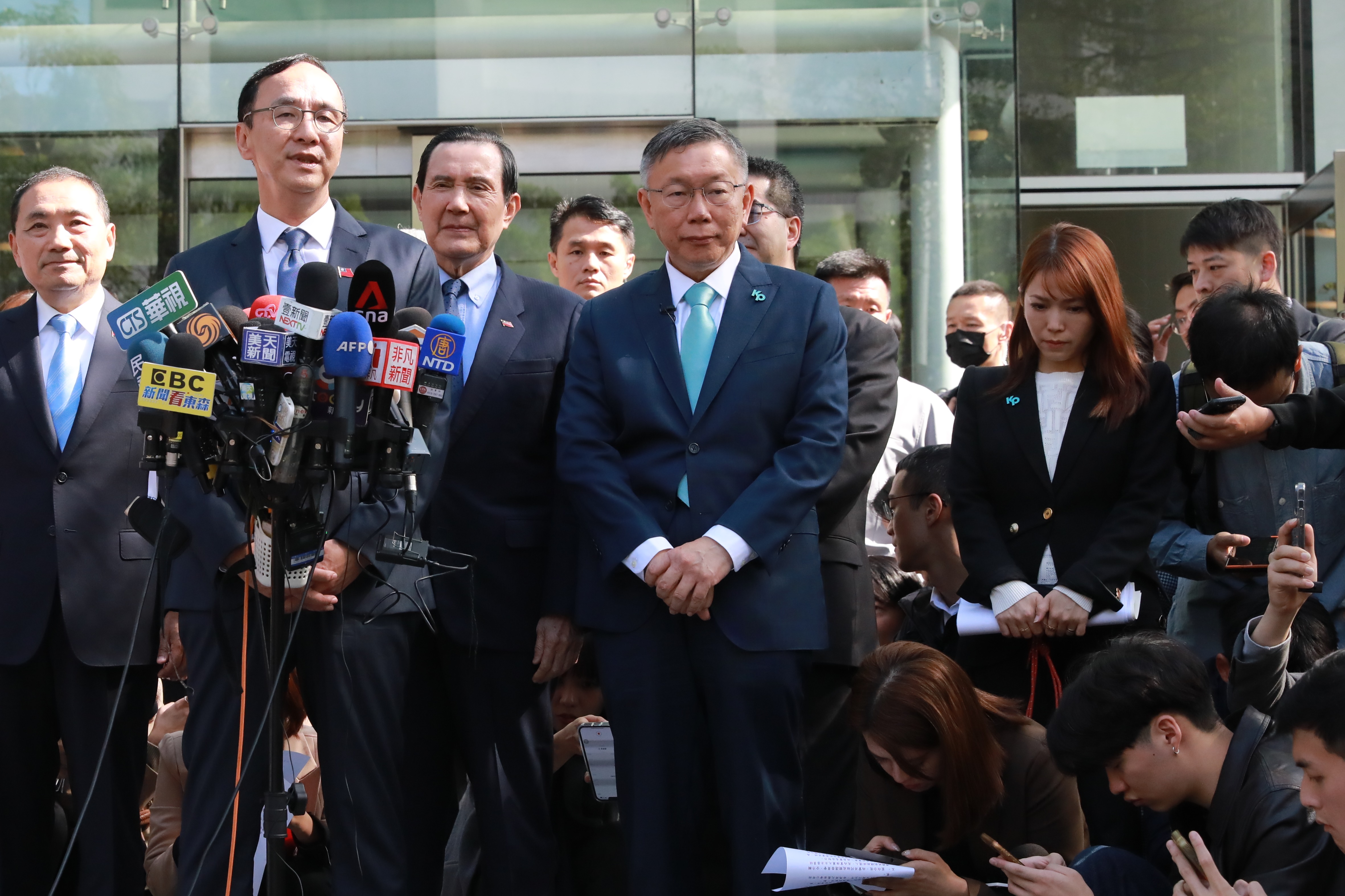 柯辦發言人陳智菡被拍到疑似擦拭眼角淚水，畫面被各種解讀。