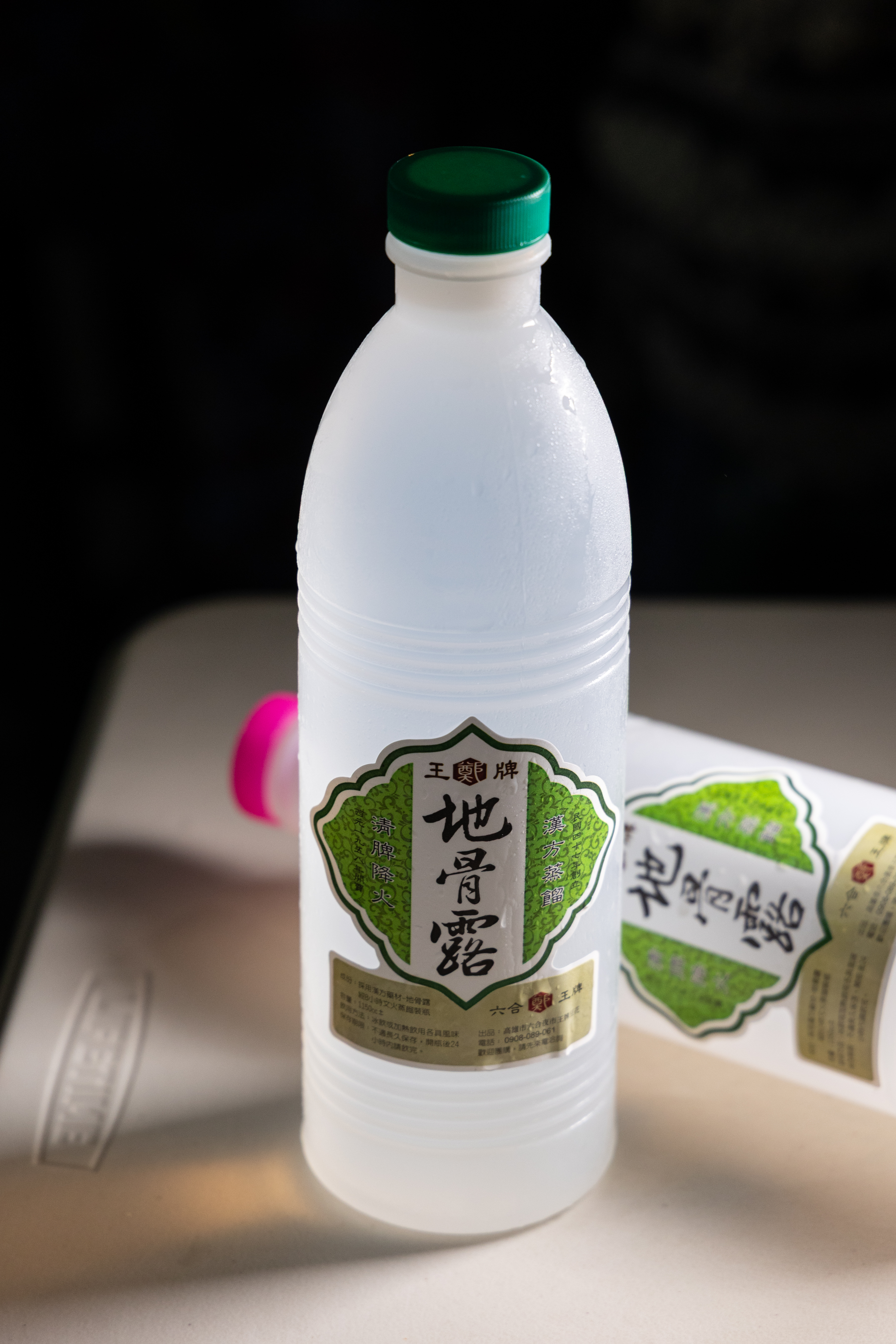 由枸杞根部的樹皮學名地骨皮蒸餾而成的「地骨露」，清涼退火。（40元／中杯、50元／大杯，75元／瓶）