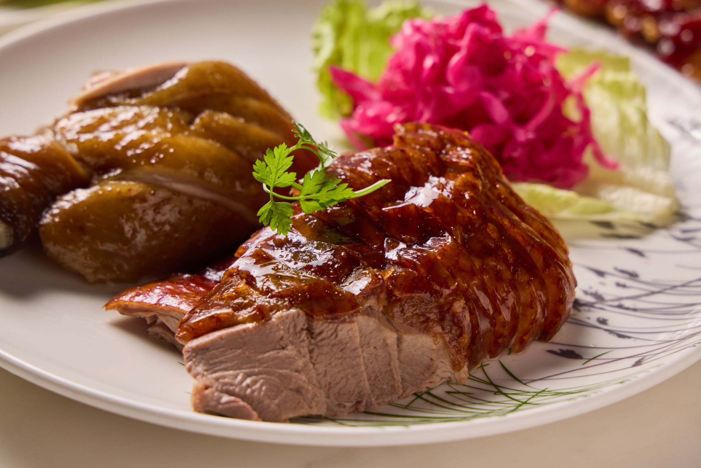 「燒鴨拼油雞」一盤嚐盡雙重經典!燒鴨皮酥肉嫩,油雞鮮滑多汁,展現粵式滋味的和諧平衡。(610元/份)