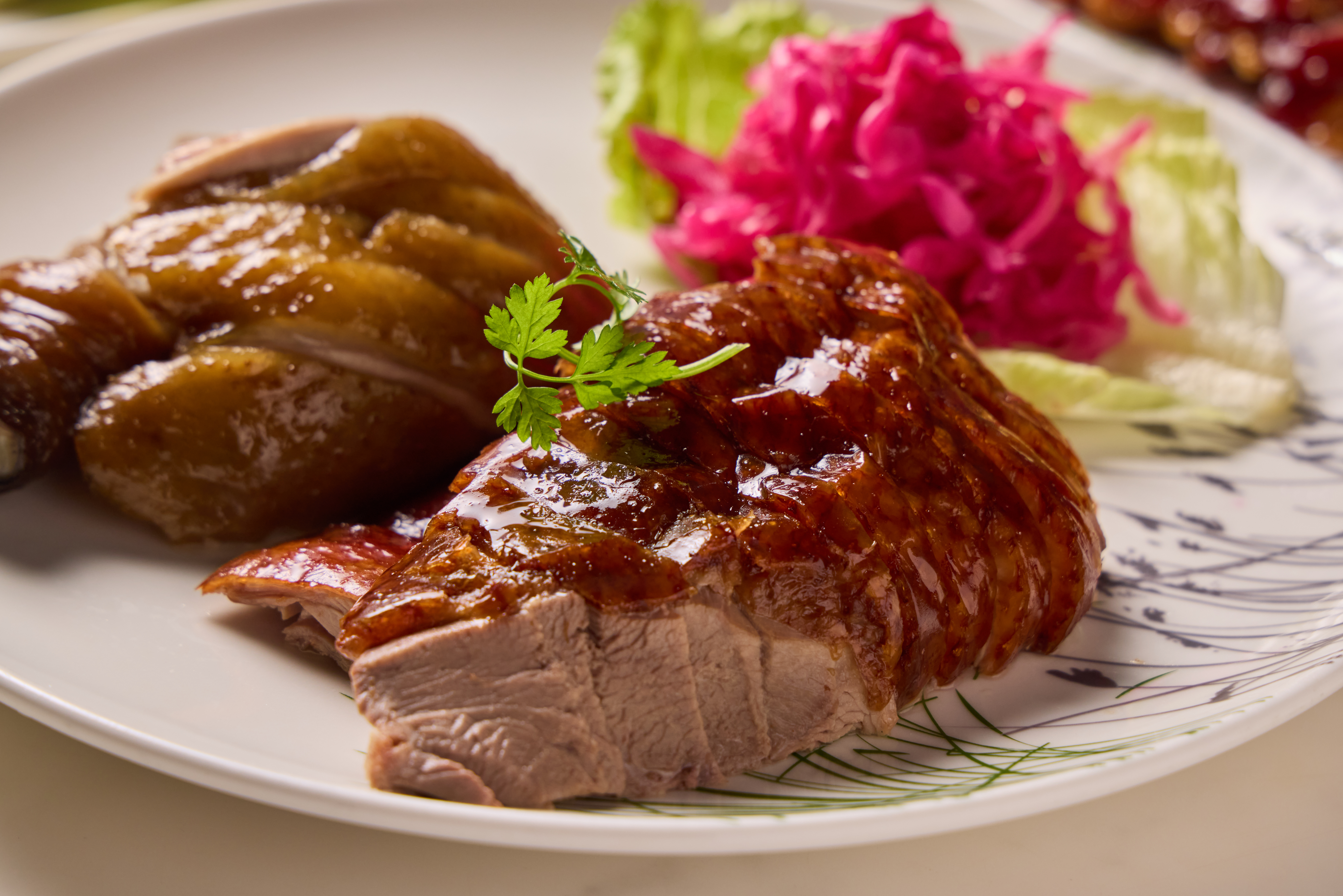 「燒鴨拼油雞」一盤嚐盡雙重經典!燒鴨皮酥肉嫩,油雞鮮滑多汁,展現粵式滋味的和諧平衡。(610元/份)