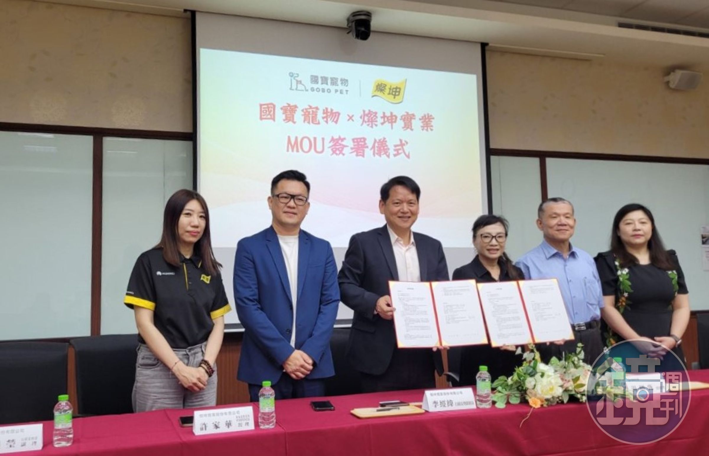 燦坤實業行銷長暨開發長李經緯（左3）和國寶集團總經理湯順甄（右3）今日簽署合作備忘錄，未來將就寵物美容和醫療領域合作。