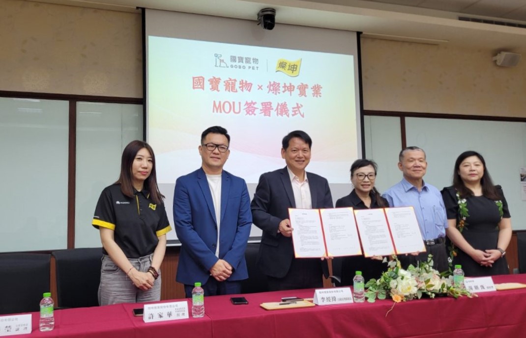 燦坤實業行銷長暨開發長李經緯（左3）和國寶集團總經理湯順甄（右3）今日簽署合作備忘錄，未來將就寵物美容和醫療領域合作。