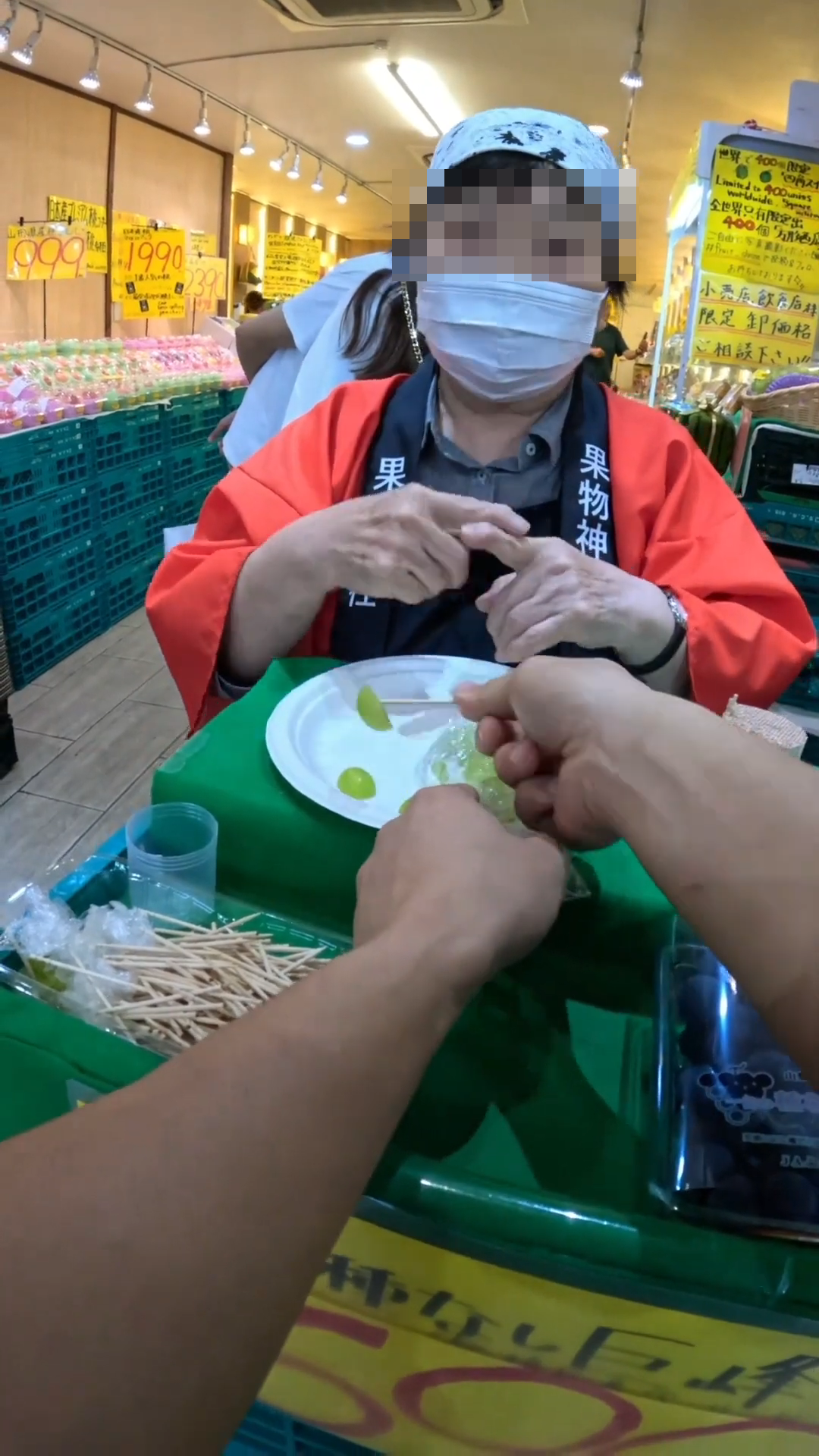 該名網紅瘋狂試吃葡萄，讓兜售的阿姨看了傻眼，不斷比出叉叉的手勢喊出「雅美」（停止）。（翻攝自一棵樹YT頻道）