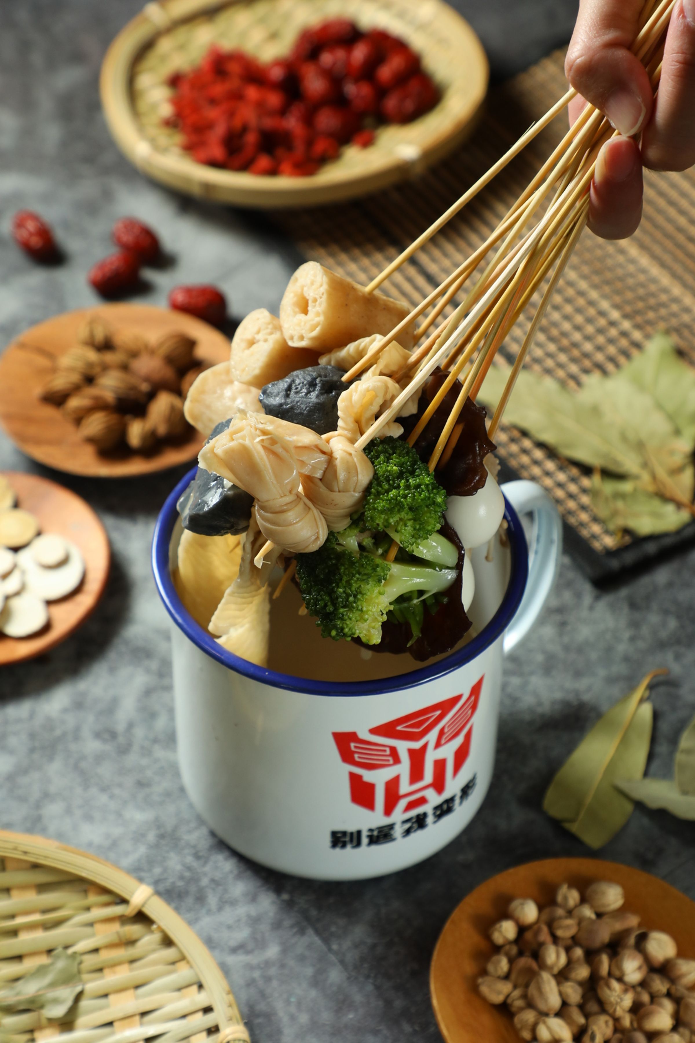 不吃辣也能嘗串串嗎?體貼不吃辣的客人準備的「豚骨」湯底用料也相當有誠意。