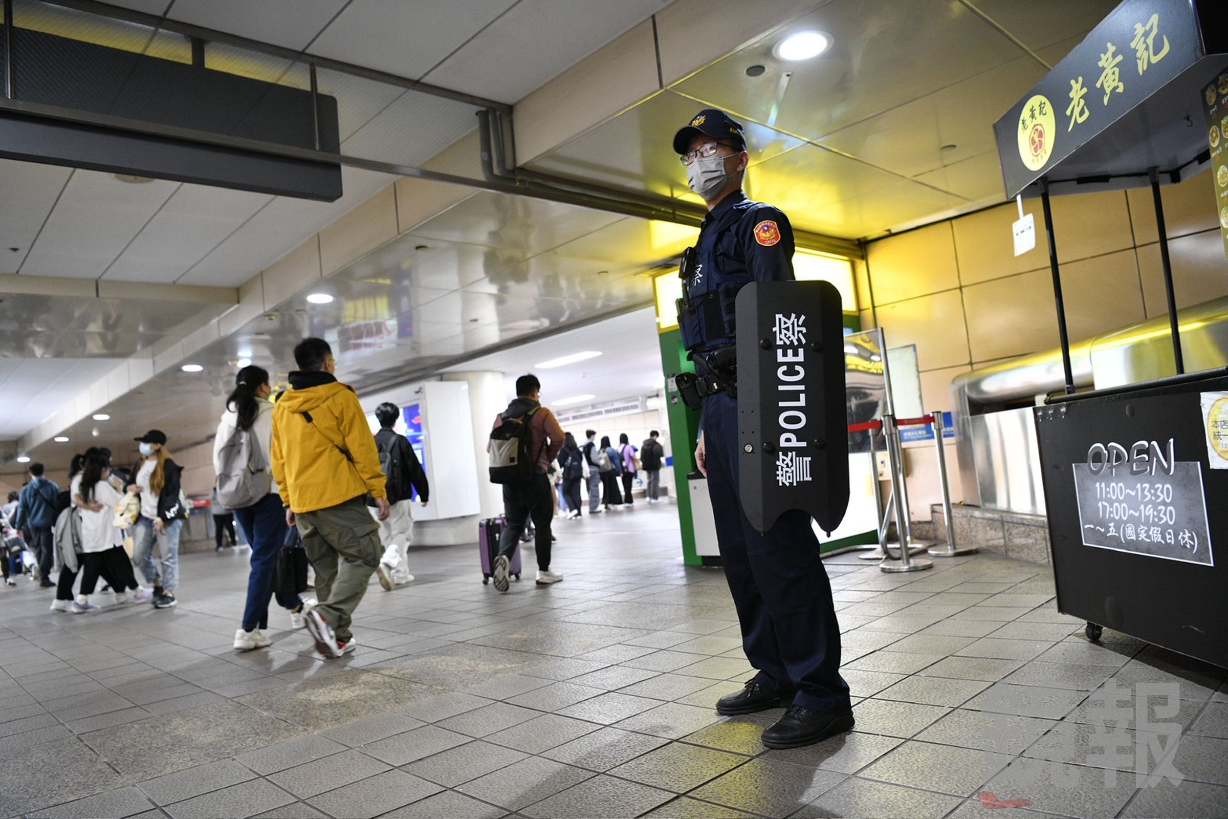 北捷北車、中山站19日隨機砍人案,當下在站內的網友回憶,閘門螢幕臨時出現「免刷票,請速出站」緊急疏散人群。(鏡報董孟航)