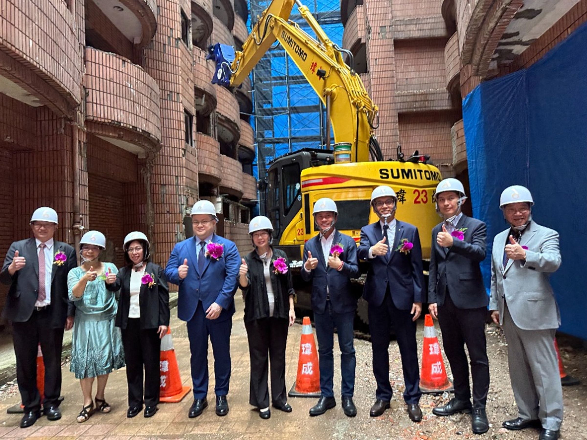 北市信義區力霸皇家社區海砂屋都更案,耗時25年整合昨日終於開拆。(北市府提供)