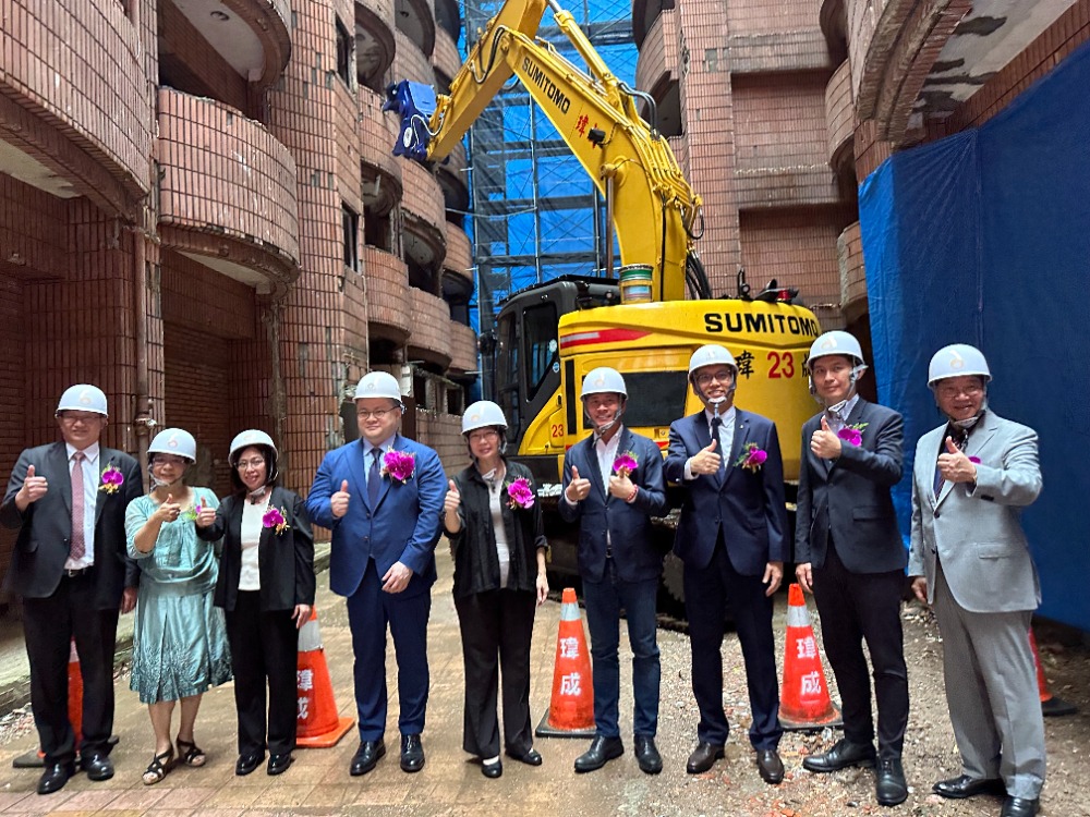 北市信義區力霸皇家社區海砂屋都更案，耗時25年整合昨日終於開拆。（北市府提供）