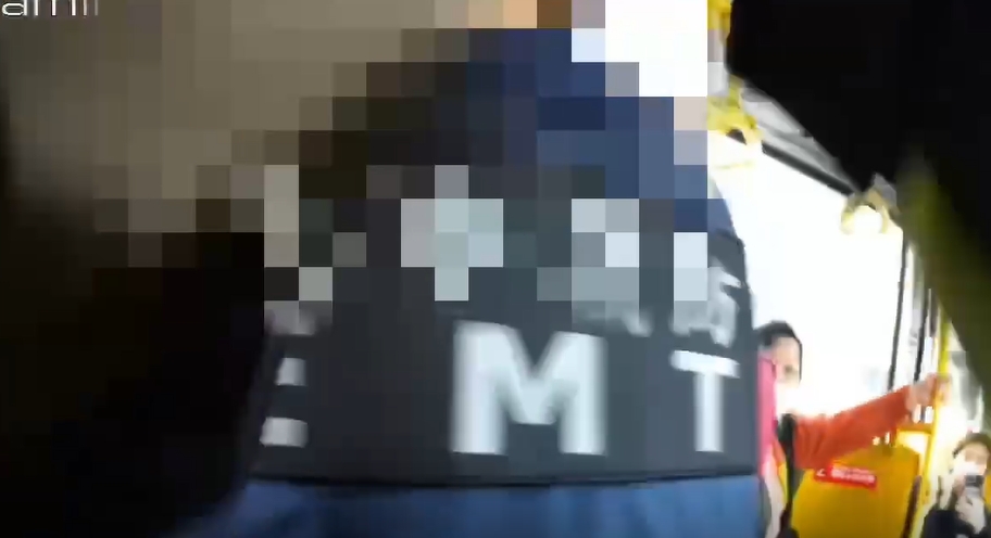 女子車上亮美工刀，警急上銬送醫治療。（警方提供）