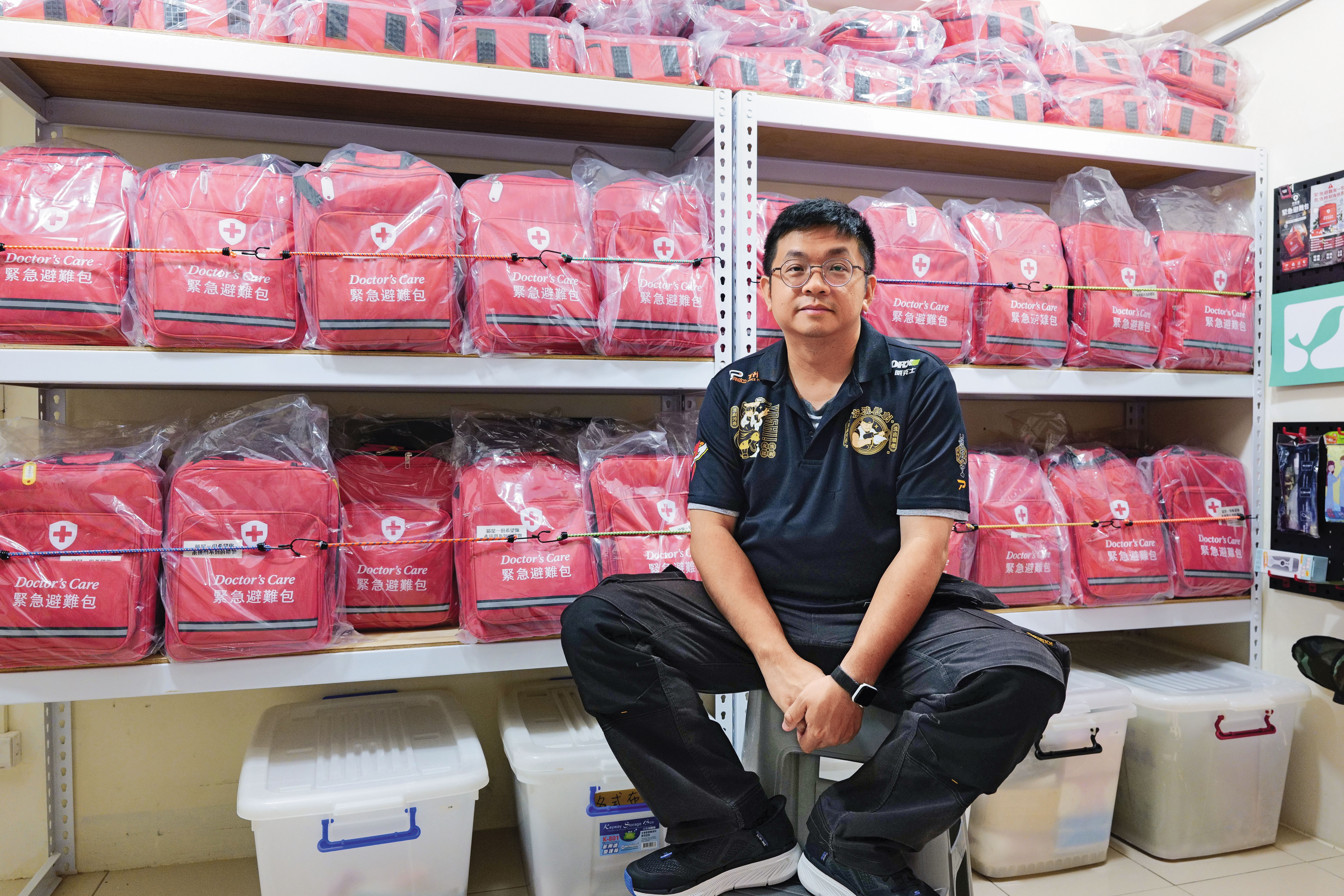 林立青後方是新匠堂協會輔導的中輟學生整理出來的避難包。