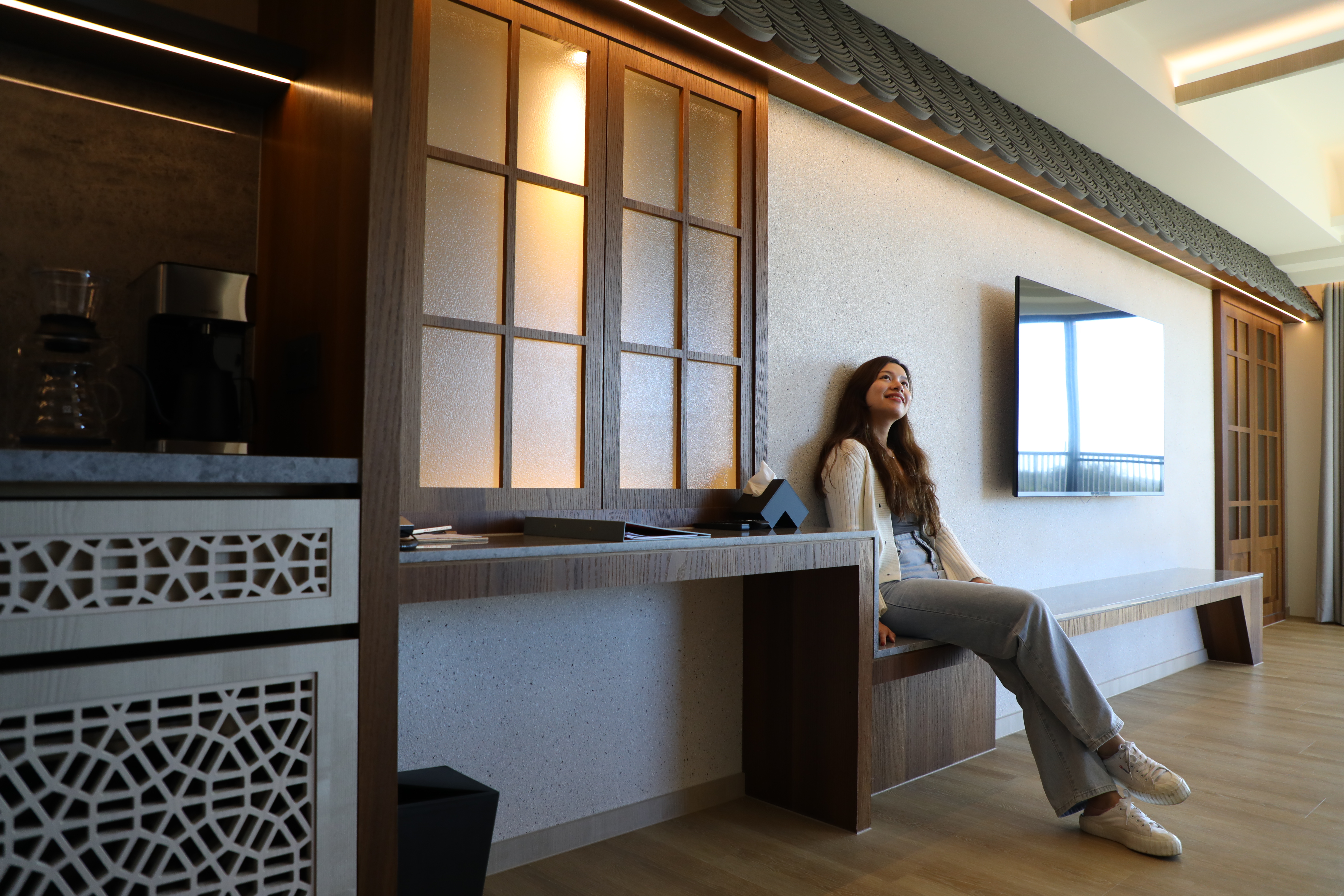 設計師利用安平聚落單伸手、狹窄廊道等特色作為房型「巷影」的設計靈感。