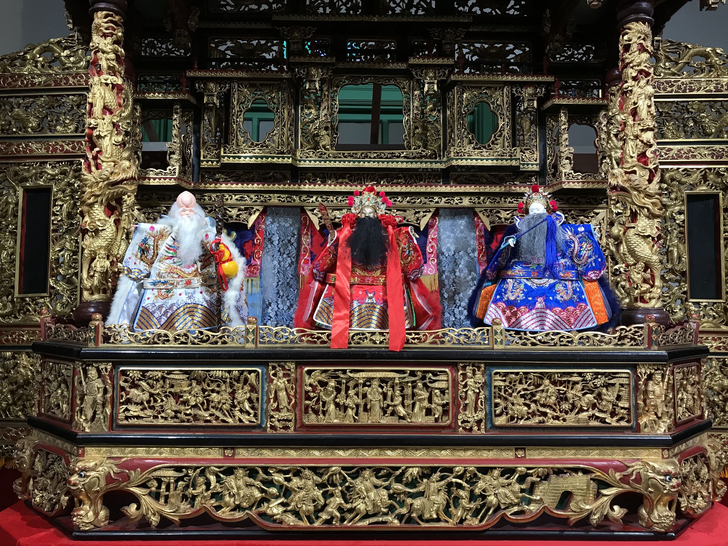 特展中出現黃海岱傳統彩樓、佈景戲台等珍奇布袋戲瑰寶。(霹靂國際多媒體提供)