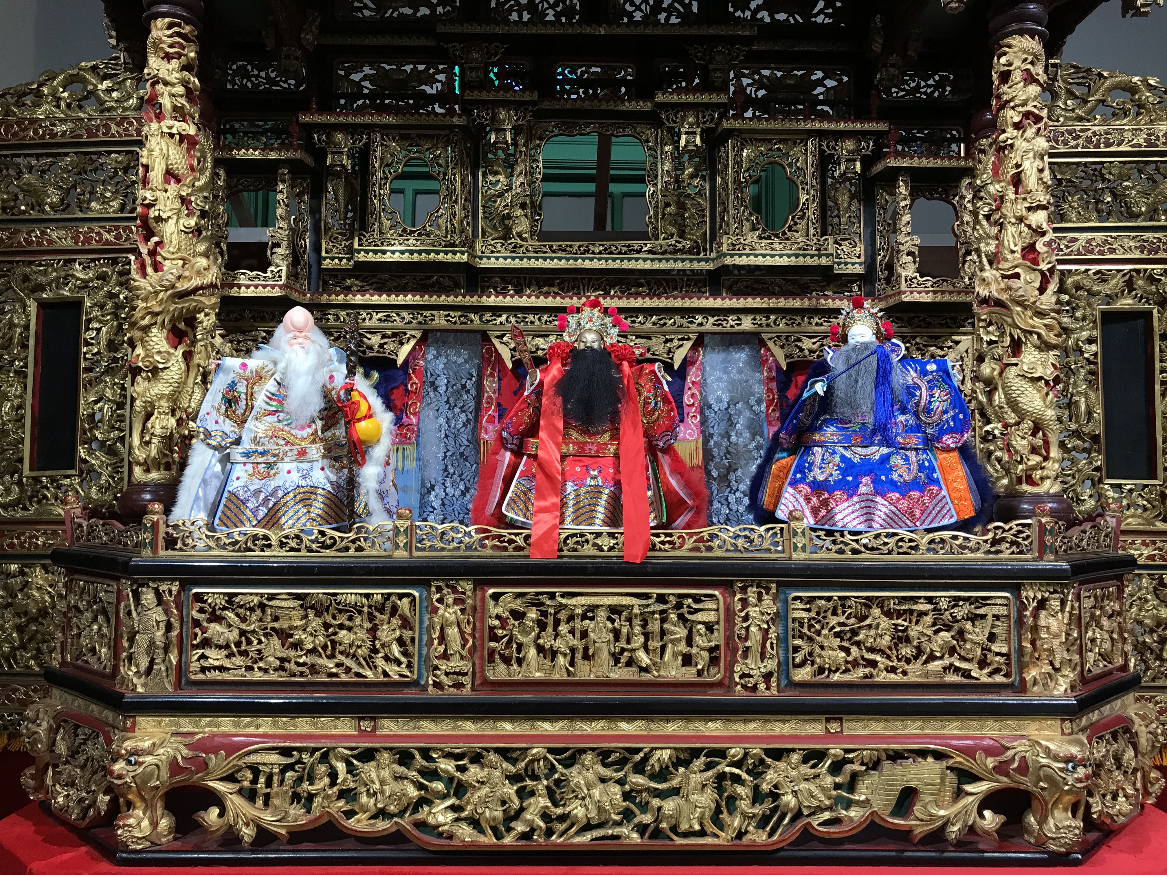 特展中出現黃海岱傳統彩樓、佈景戲台等珍奇布袋戲瑰寶。(霹靂國際多媒體提供)