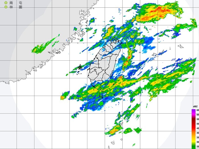 鄭明典指出，台灣附近很多回波，「有利、不利降雨作用角力中」。（翻攝自鄭明典臉書）