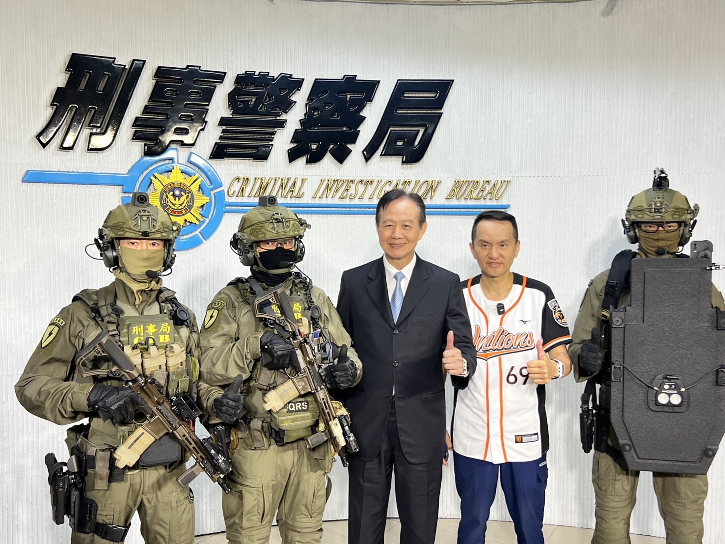 周幼偉(左3)、常如山(左4)捐贈會後合影留念。(警方提供)
