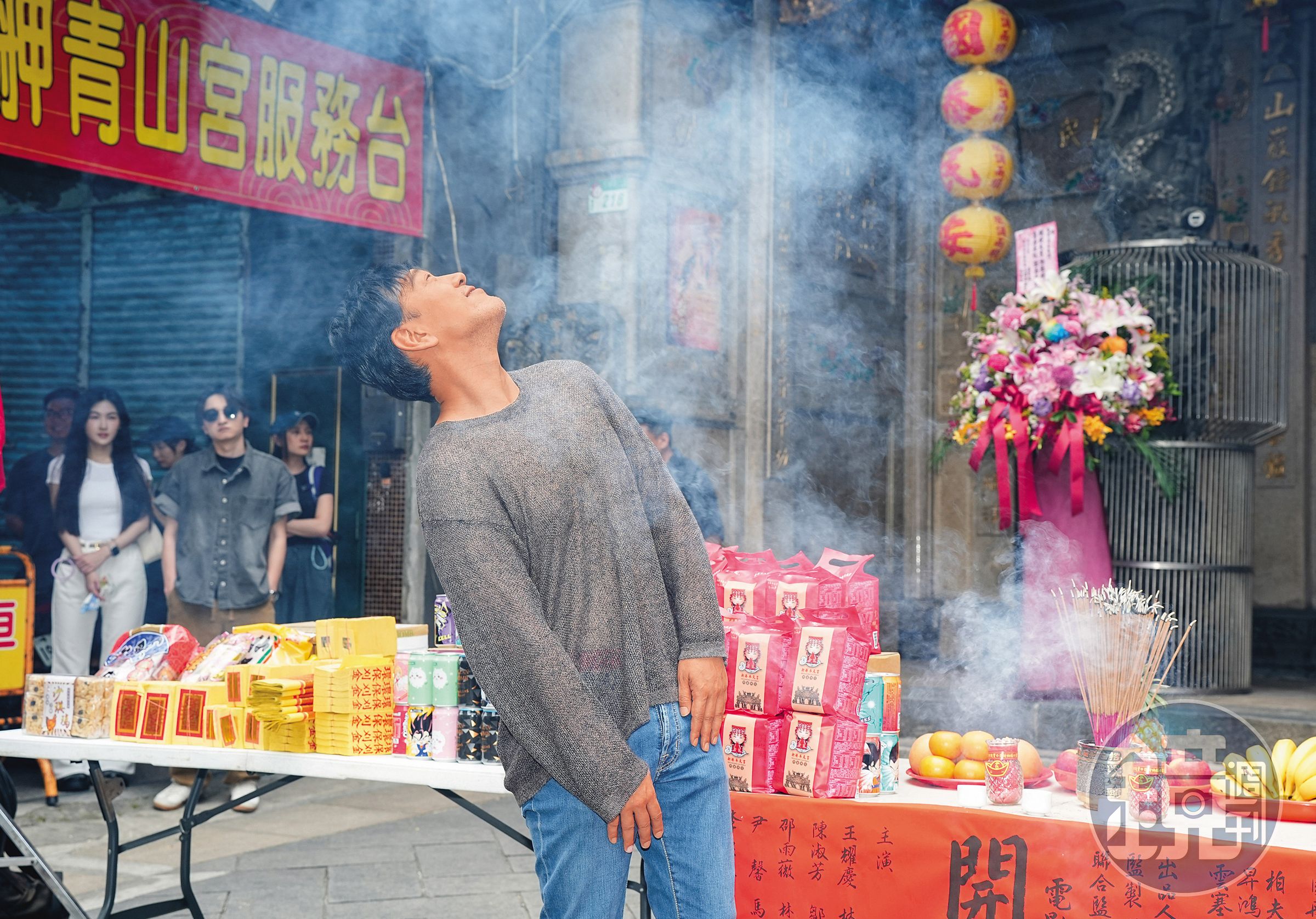 輪到王耀慶獨照時忽然香煙繚繞，莫非神明有什麼指示？