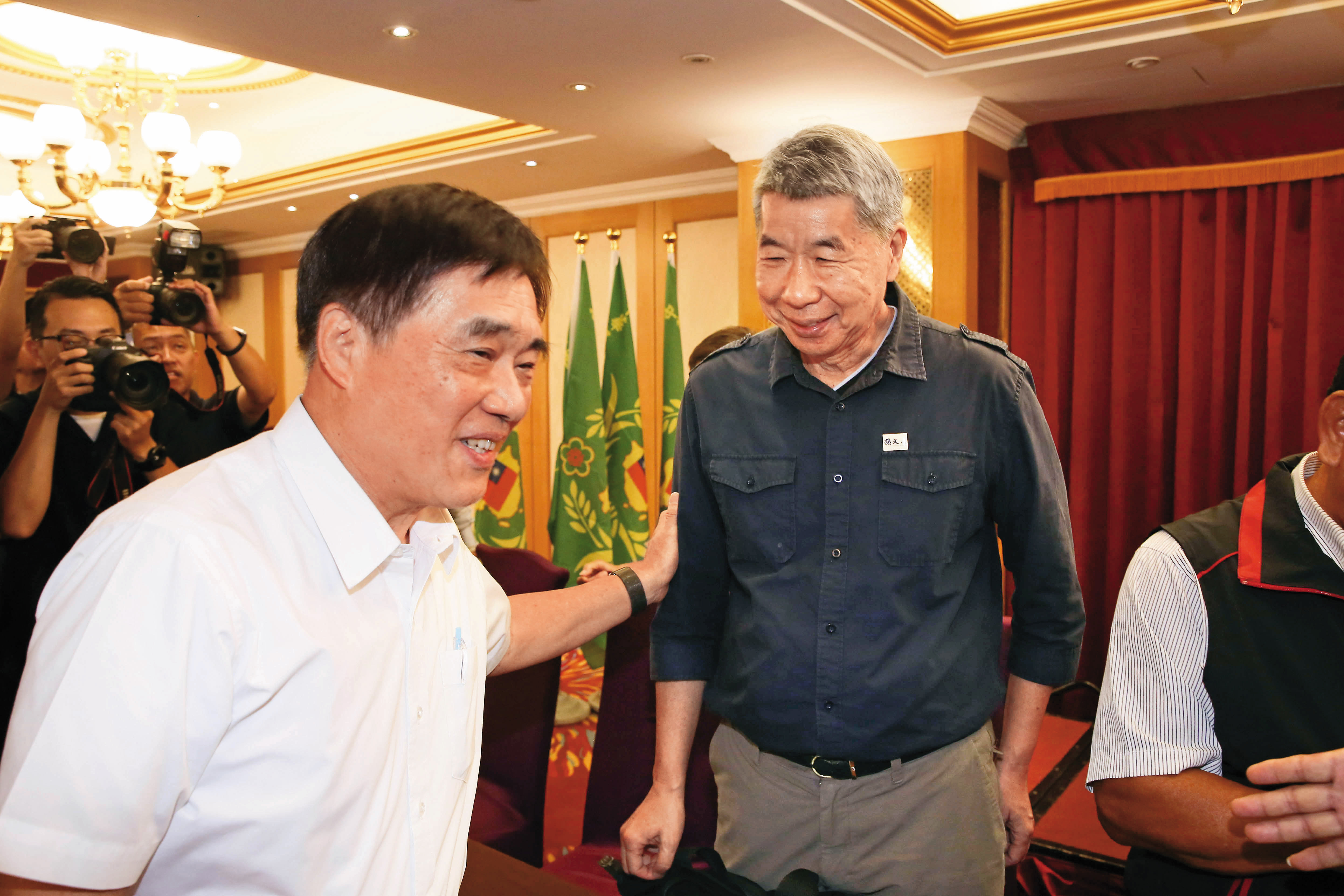 郝龍斌（左）、張亞中（右）在軍系活動強碰，相互打氣。（鏡報董孟航）