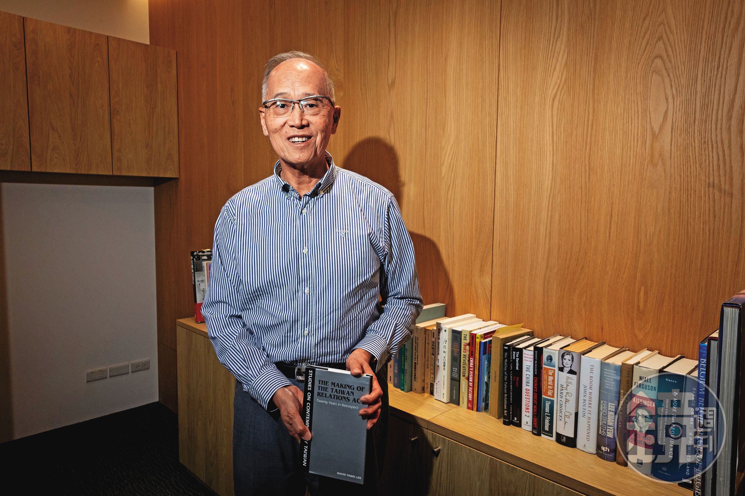 手中的書是李大維多年前英文著作,寫的是他擅長的《台灣關係法》。