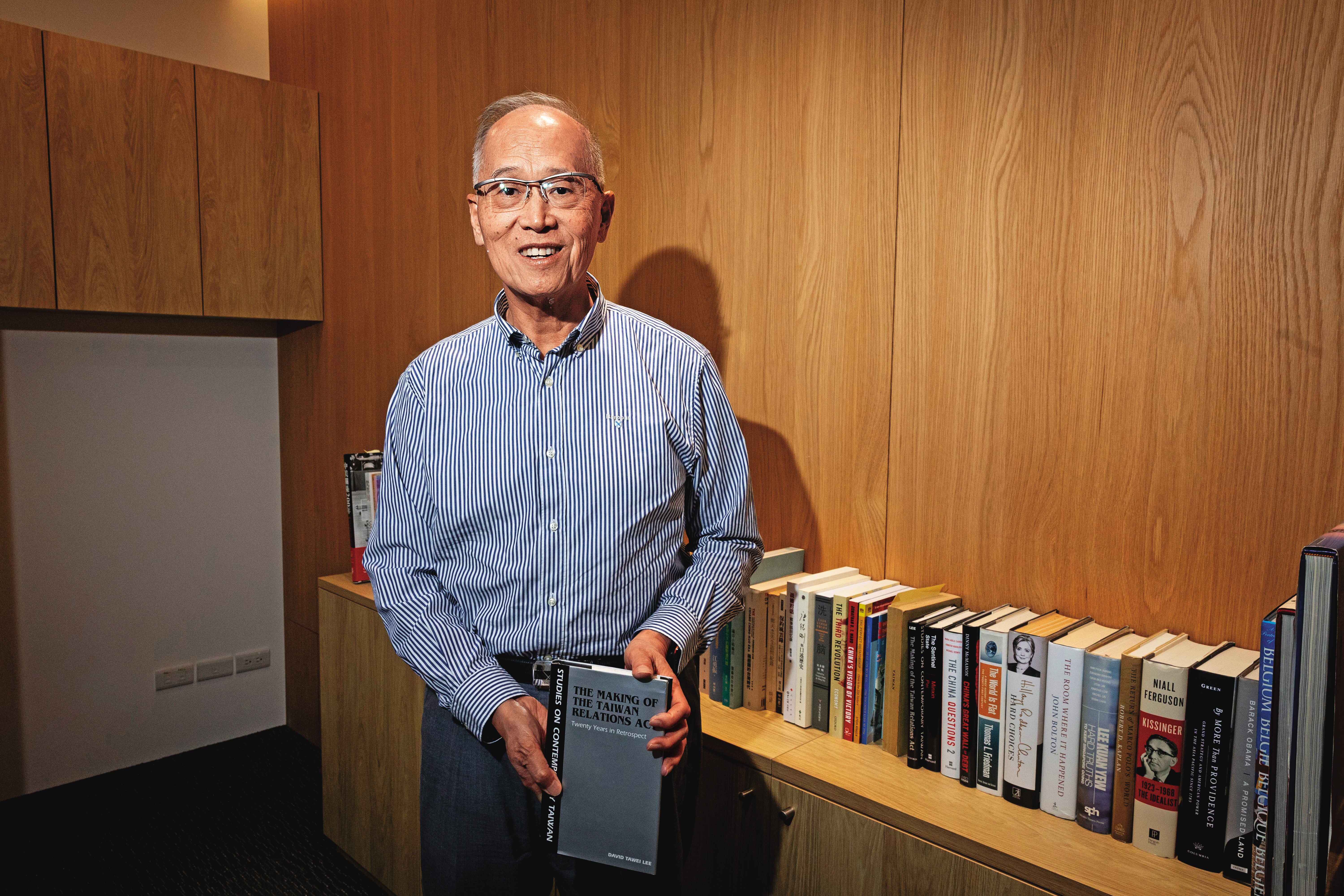 手中的書是李大維多年前英文著作，寫的是他擅長的《台灣關係法》。