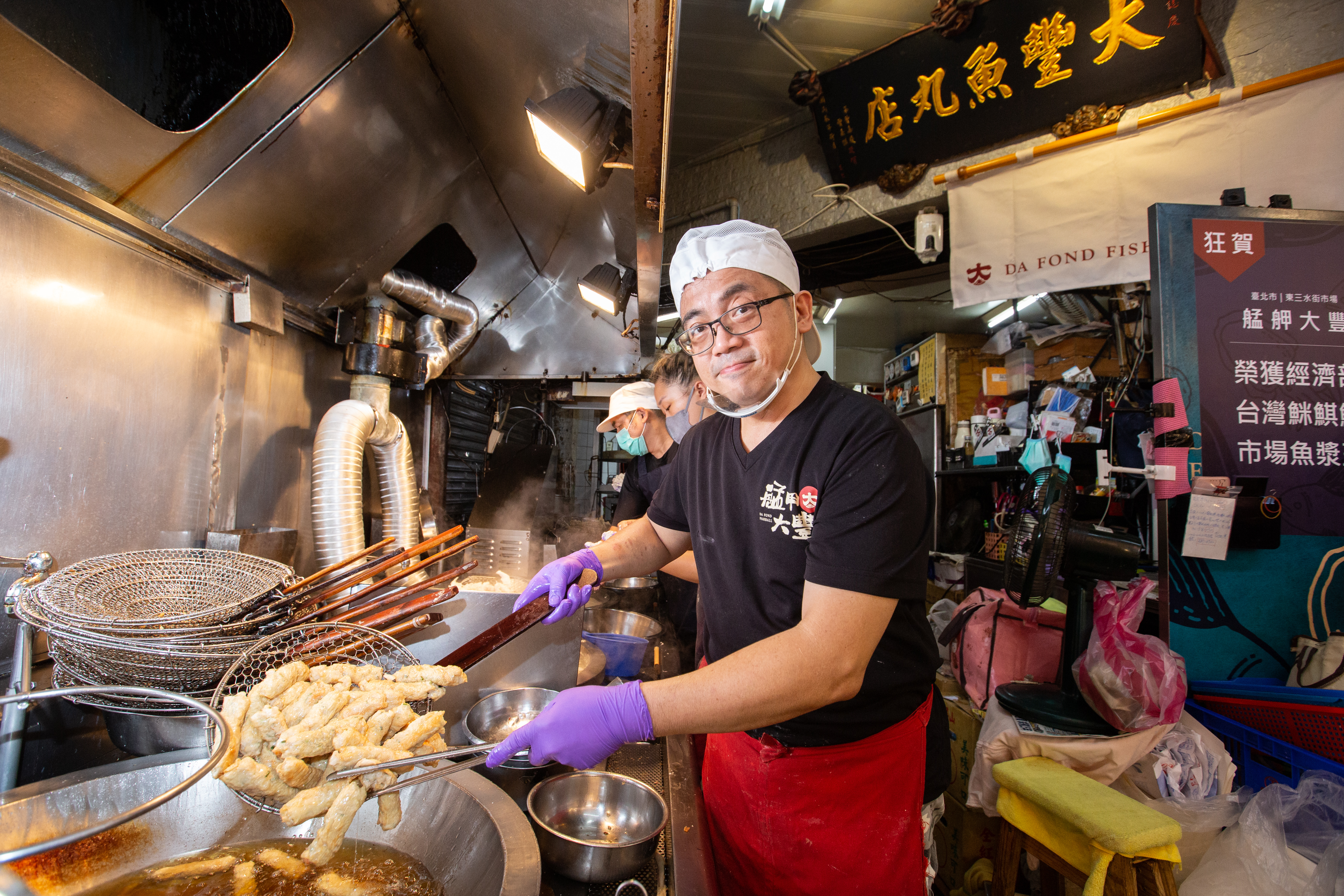 鄭靖騰接班家業，升級老店，讓66年魚丸老店多了年輕客群。